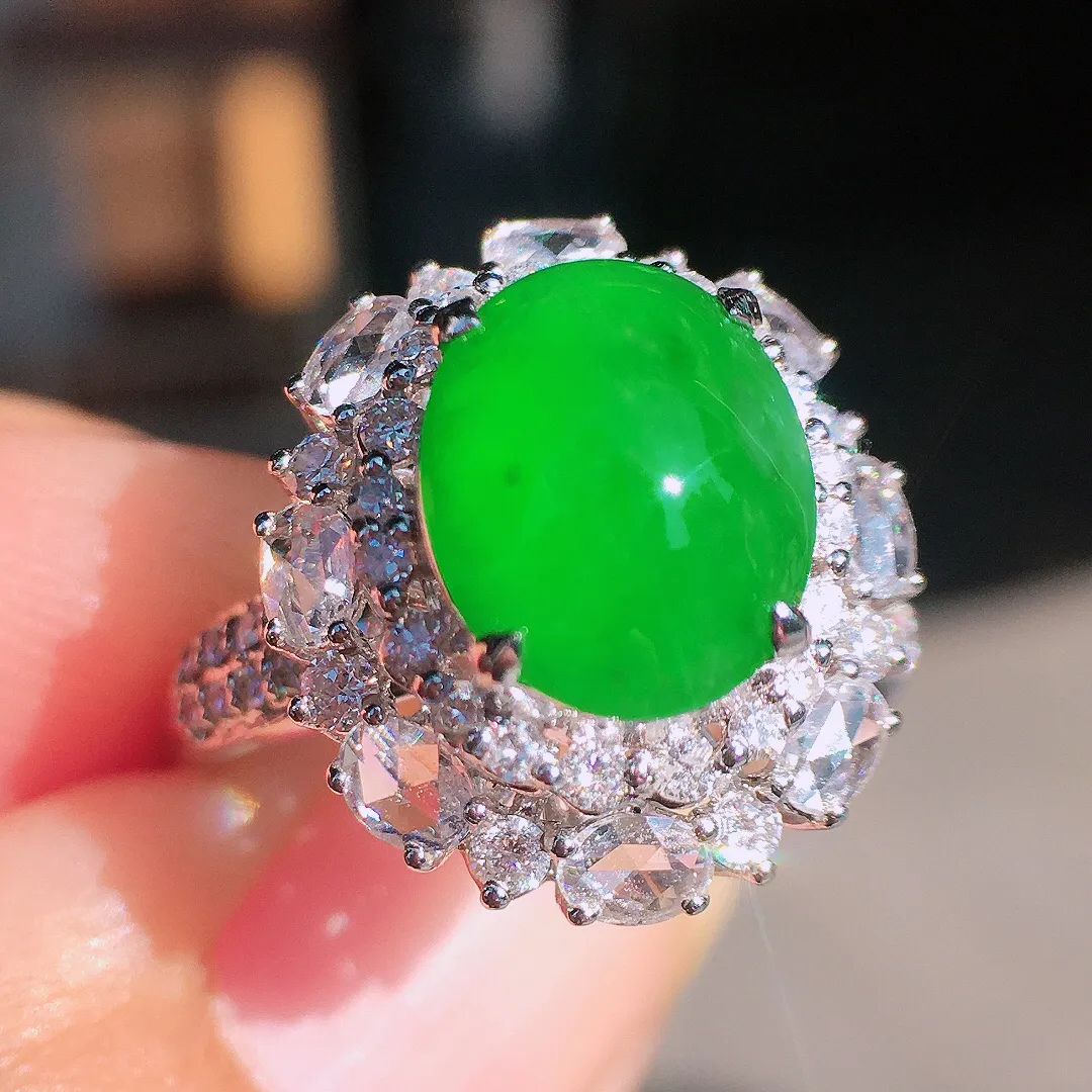 阳绿蛋面戒指，色泽均匀艳丽，玉质细腻，荧光感超
强，饱满圆润，尽显优雅气质，18k
金豪华镶嵌