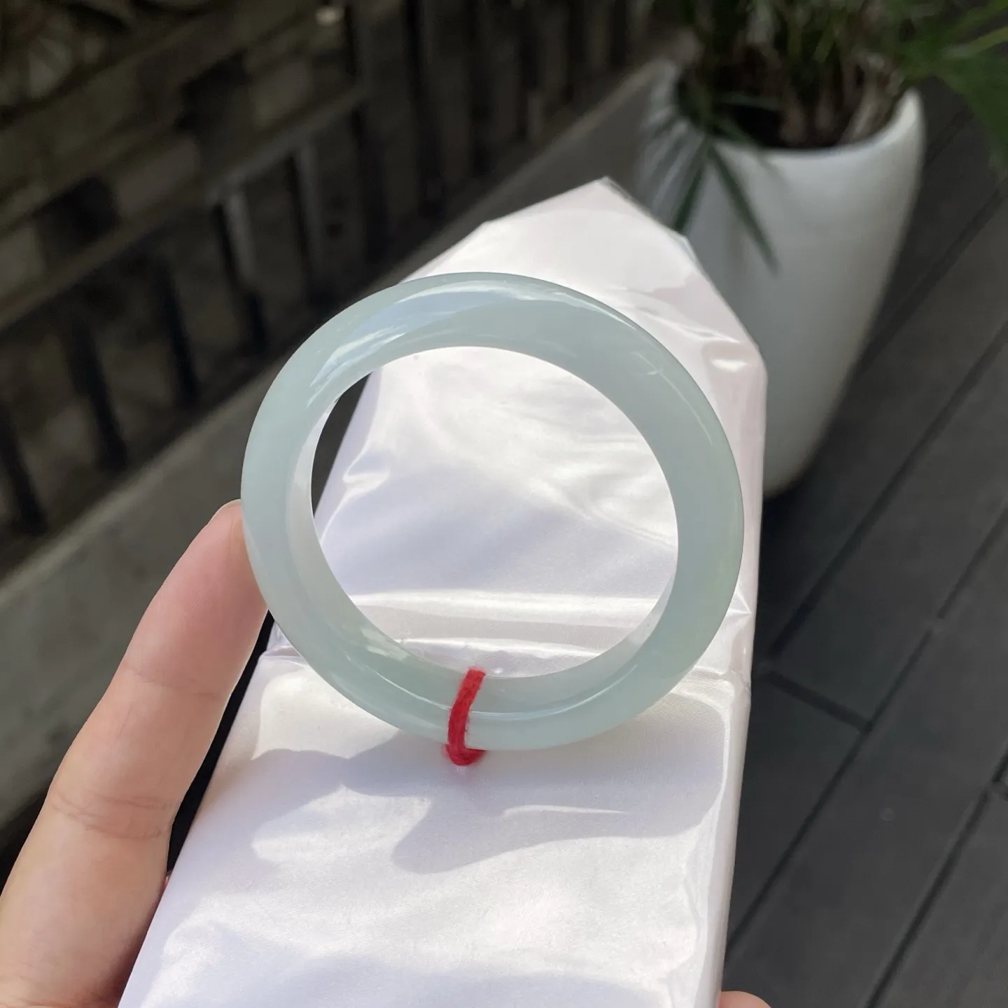 52圈口
晴底，色泽如清晨薄雾里的新柳，清新又柔和，