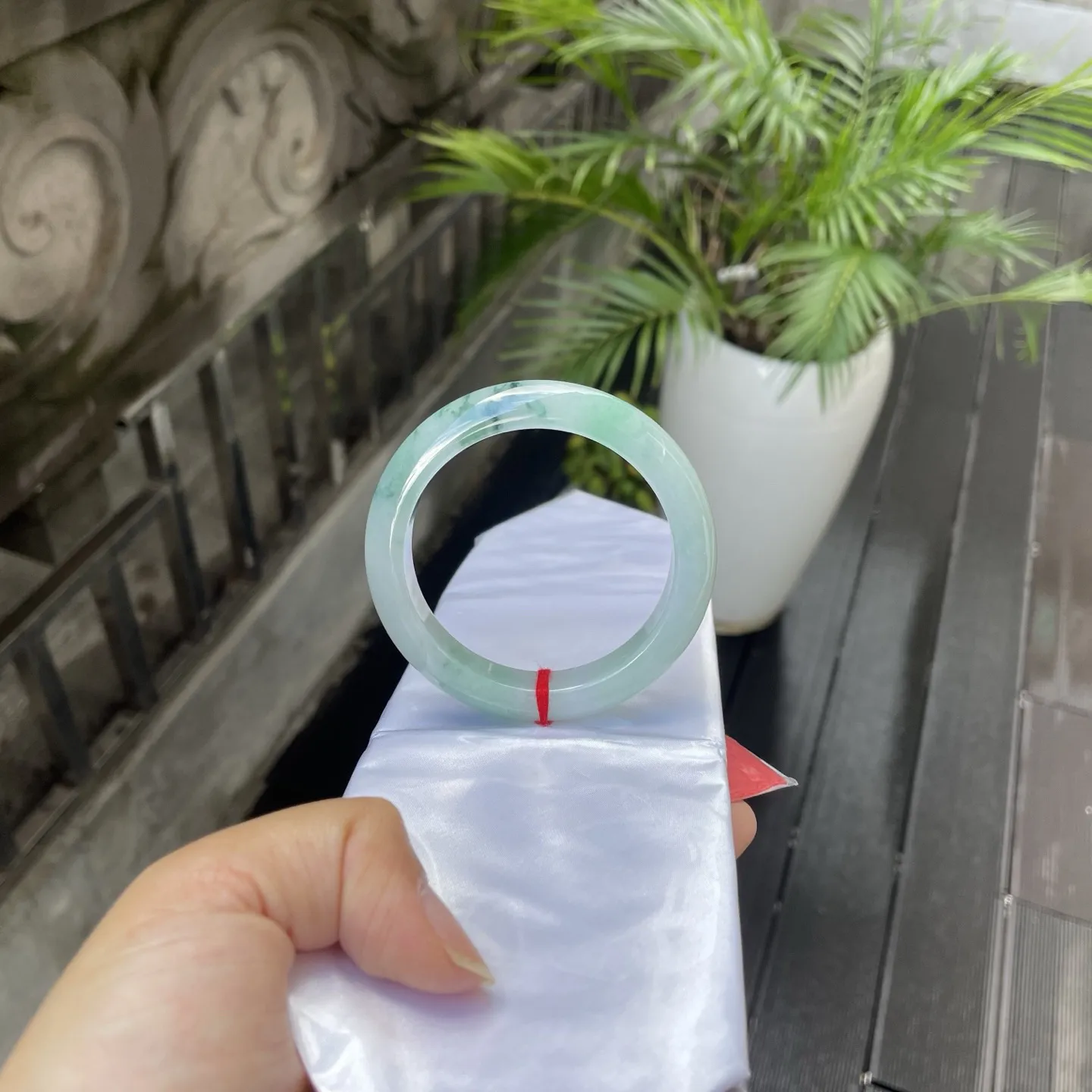 57圈口🥦
飘花，色泽如春日里初绽的新叶，清新的绿意中泛着莹润的光，似把江南的温婉都凝在了环间