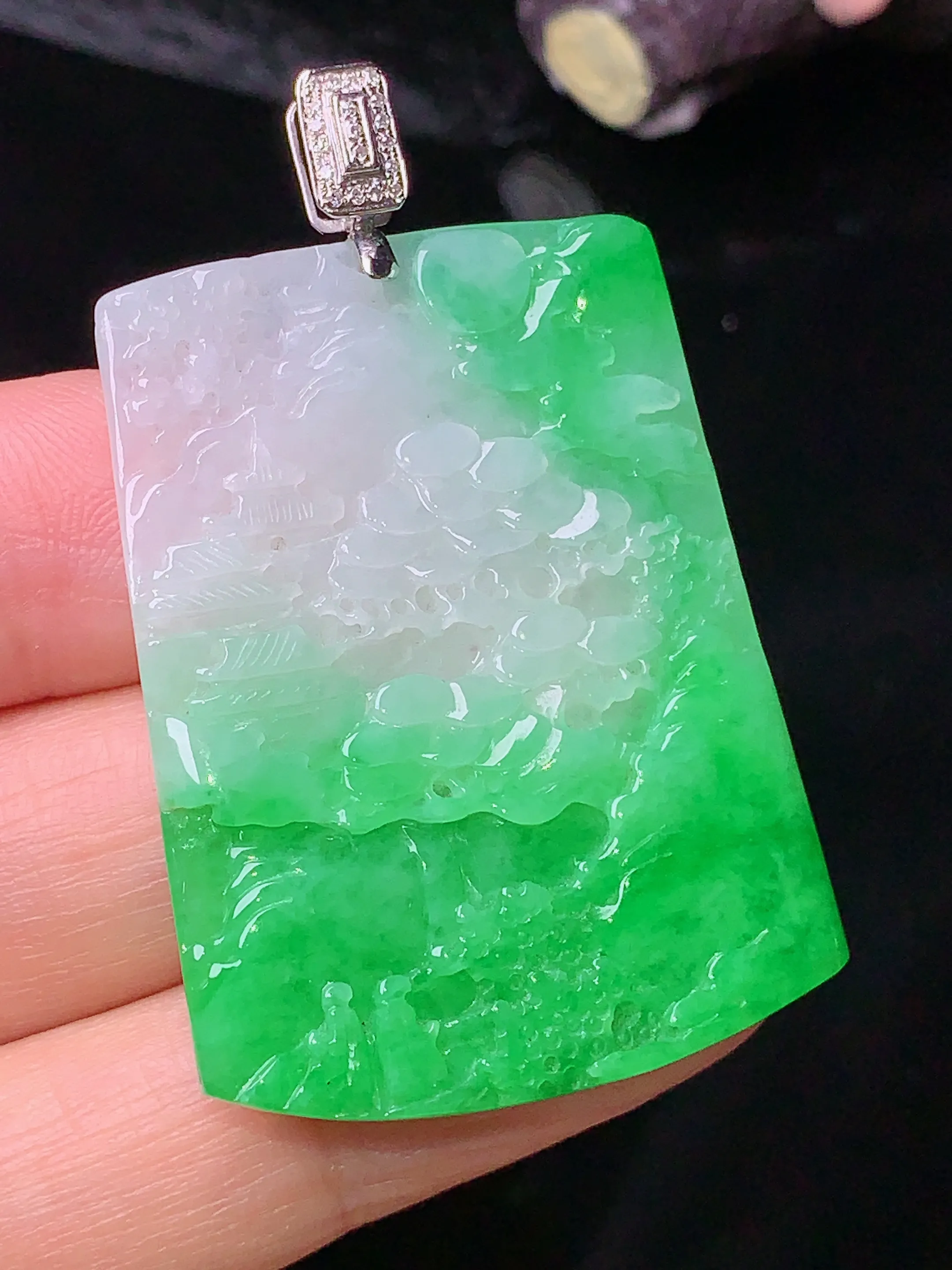 18k金钻镶嵌翠绿山水牌子吊坠 玉质细腻 色泽清新艳丽 整体尺寸47*29.3*2.8
