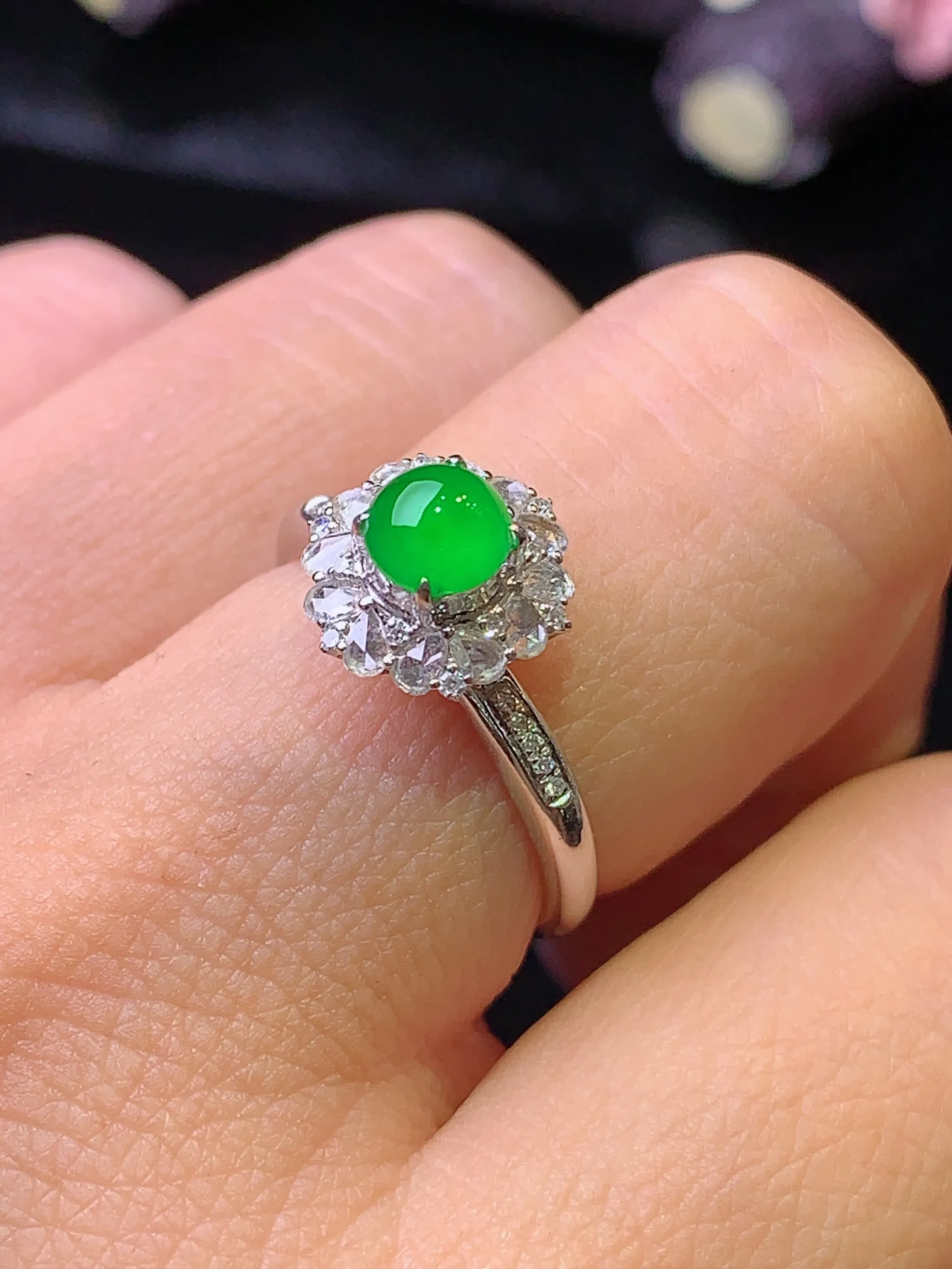 18k金钻镶嵌满绿蛋面戒指 玉质细腻 色泽清新艳丽 圈口13 整体尺寸10.2*9.5*9.3