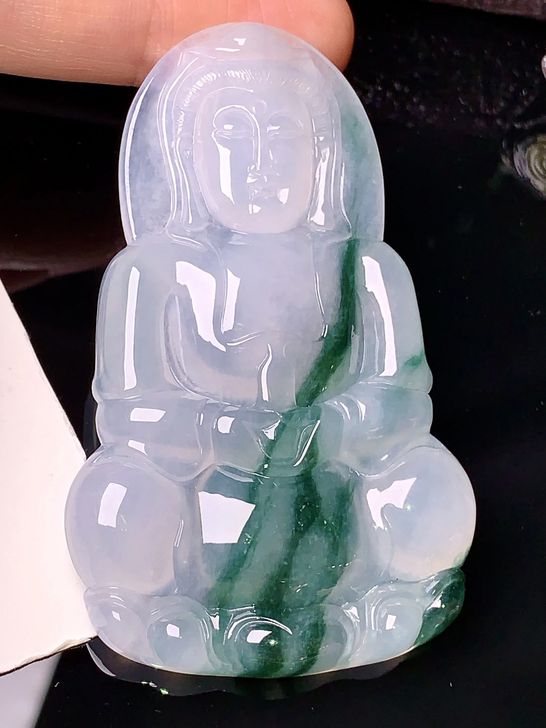 飘绿观音吊坠 玉质细腻 色泽清新艳丽 整体尺寸64.6*39.8*5.8