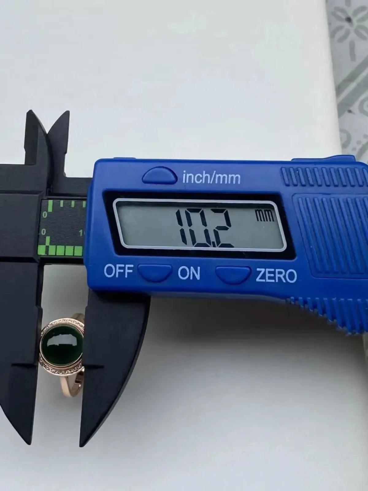 墨翠：【蛋面戒指】18K金+南非钻镶嵌，细腻干净，黑度极黑，性价比高·做工精致，打灯透绿 裸石尺寸：10.2*10.0*6.9‘