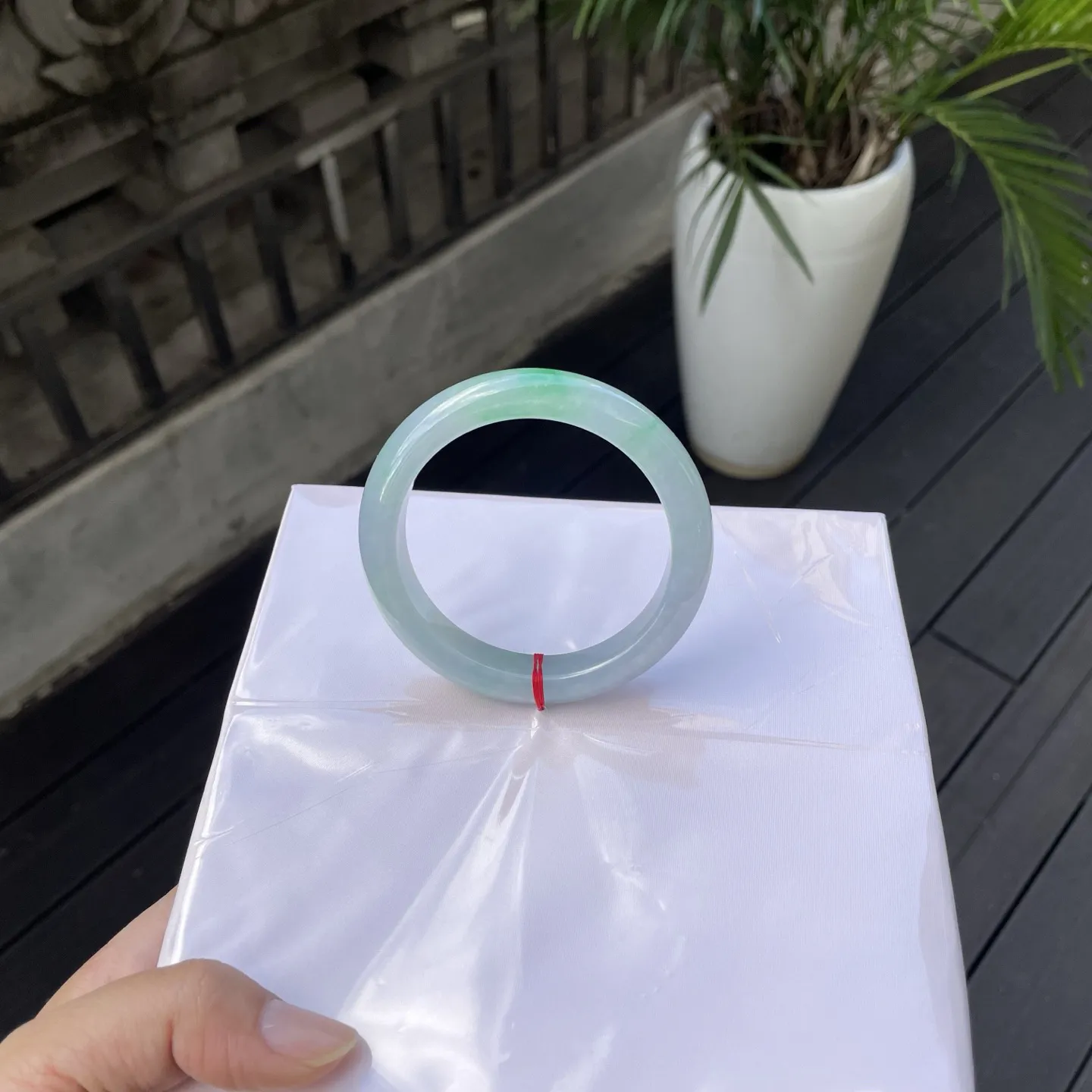 60+圈口
带色，似一汪被春风轻拂的湖水，清透的底色里，那抹翠绿如岸边新抽的柳芽，鲜活灵动