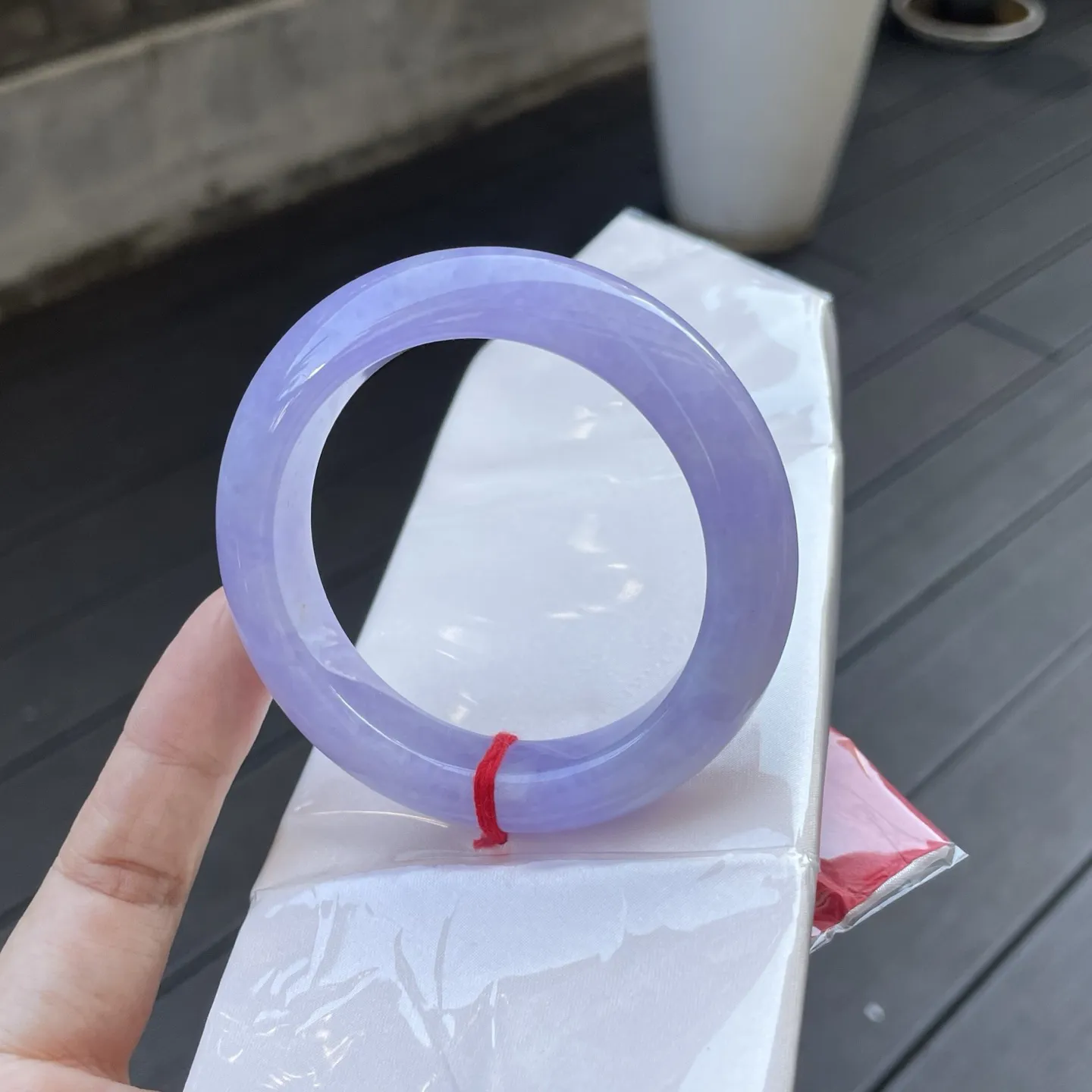 54+圈口
满紫，光泽温润，如盛着一汪紫水晶般的梦，流转着静谧的浪漫