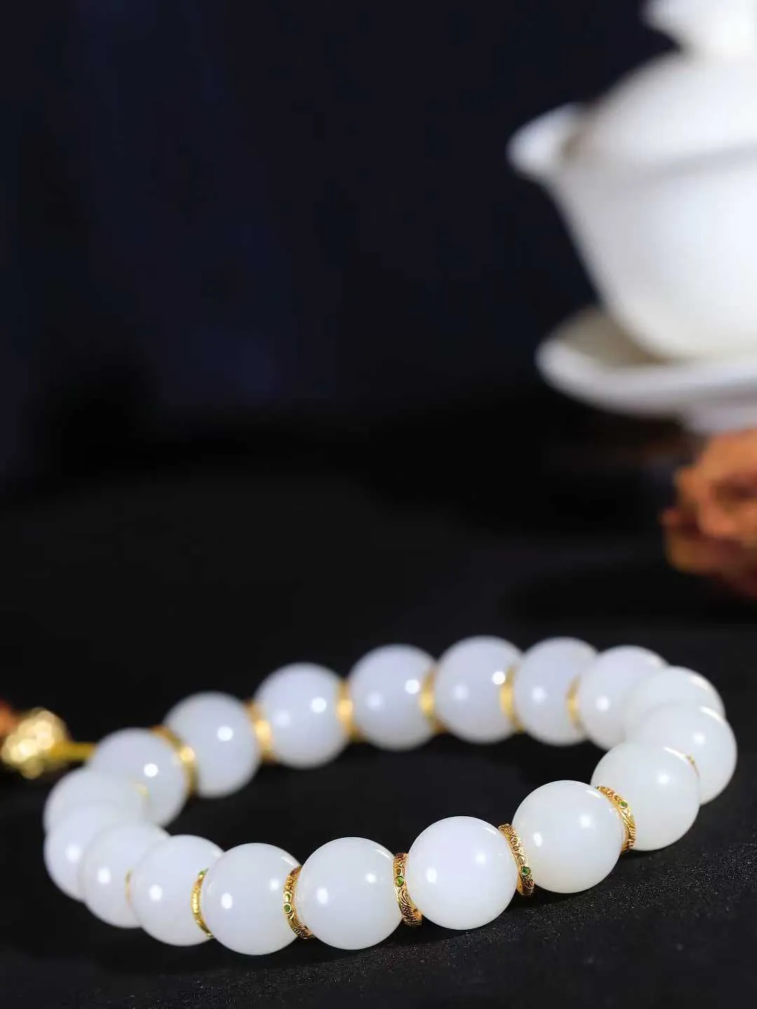 【珠圆玉润.手持】

收藏级️和田玉白玉珠圆玉润手持玉质温润细腻  整串打磨圆润，佩戴舒适。珠珠落玉盘，间关莺语花底滑，一生美好时光，无论身在何处，都有它相伴相守。事事顺遂，幸福美满，吉祥如意。重142克 尺寸取一16mm  FDA-11110433