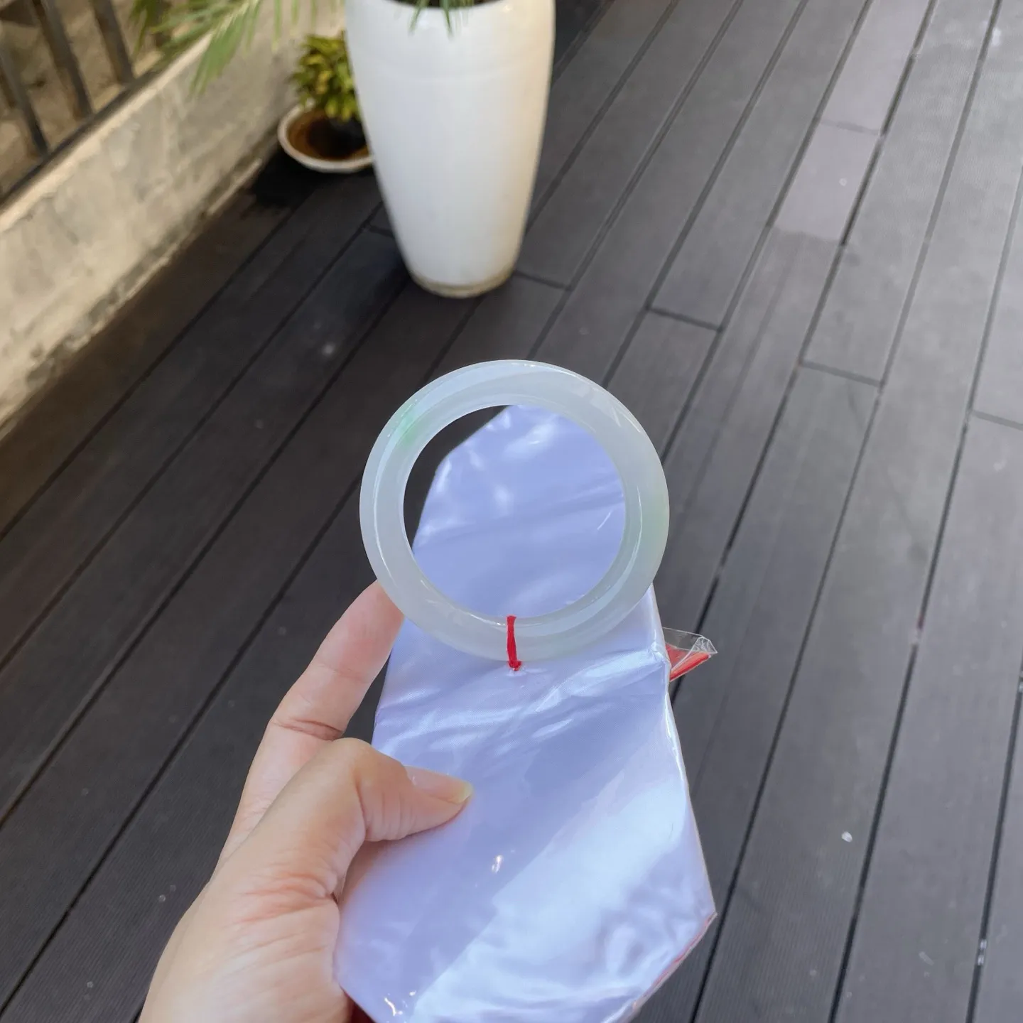 56圆条
冰底飘抹金丝绿，通透的质地，仿若能映出周遭光影，流转着柔和又雅致的光泽