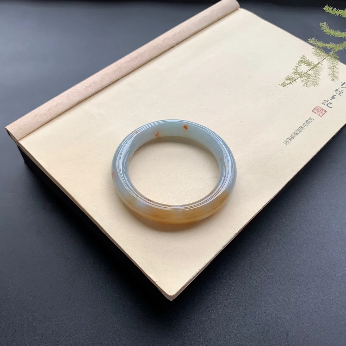 61.5圈口黄翡圆条手镯 尺寸：61.5-12.6-11.5，无纹裂，细腻光滑，色泽亮丽