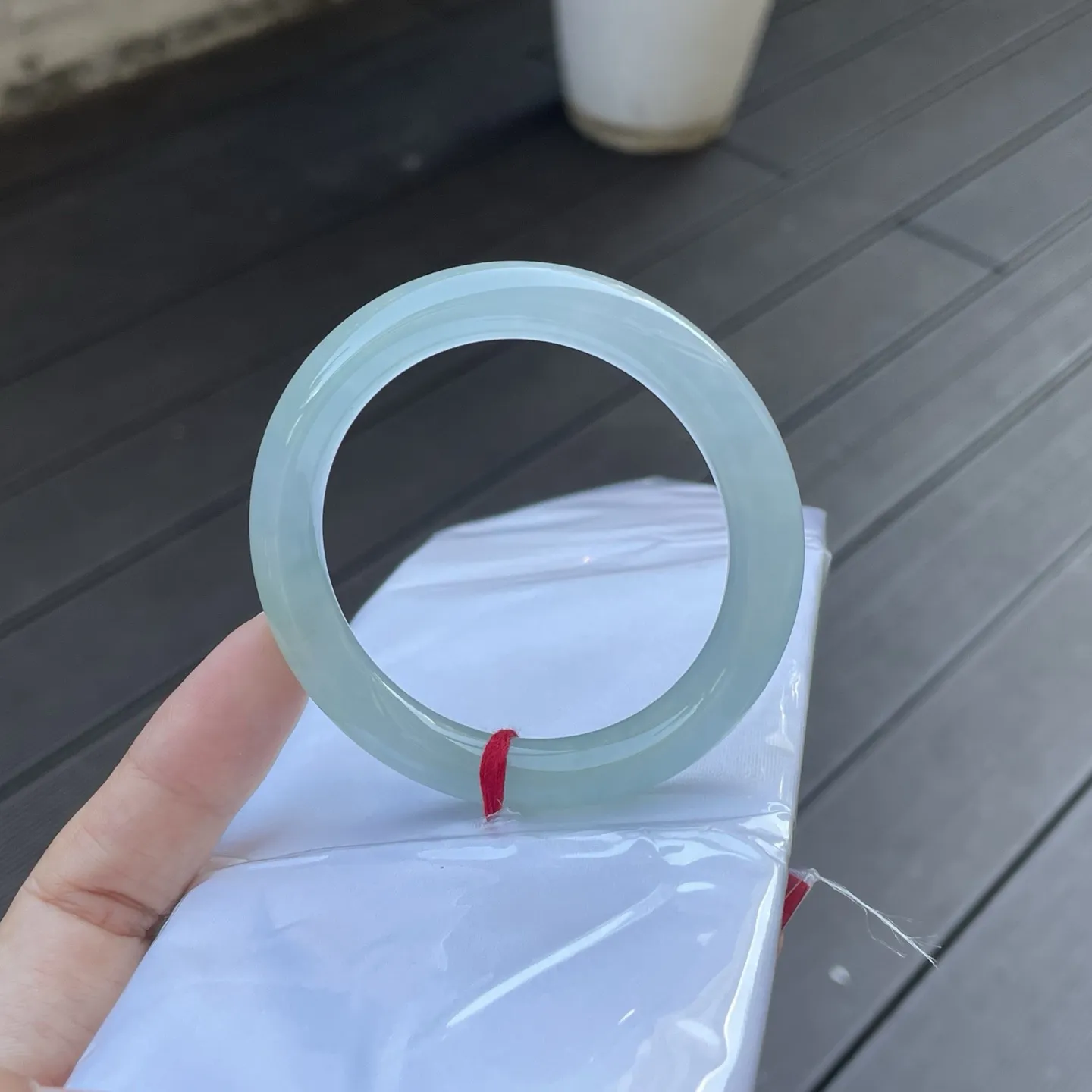 51+圆条
晴底，把清晨薄雾里的那汪湖水凝在了腕间，浅淡的青，温润得能淌出诗意，