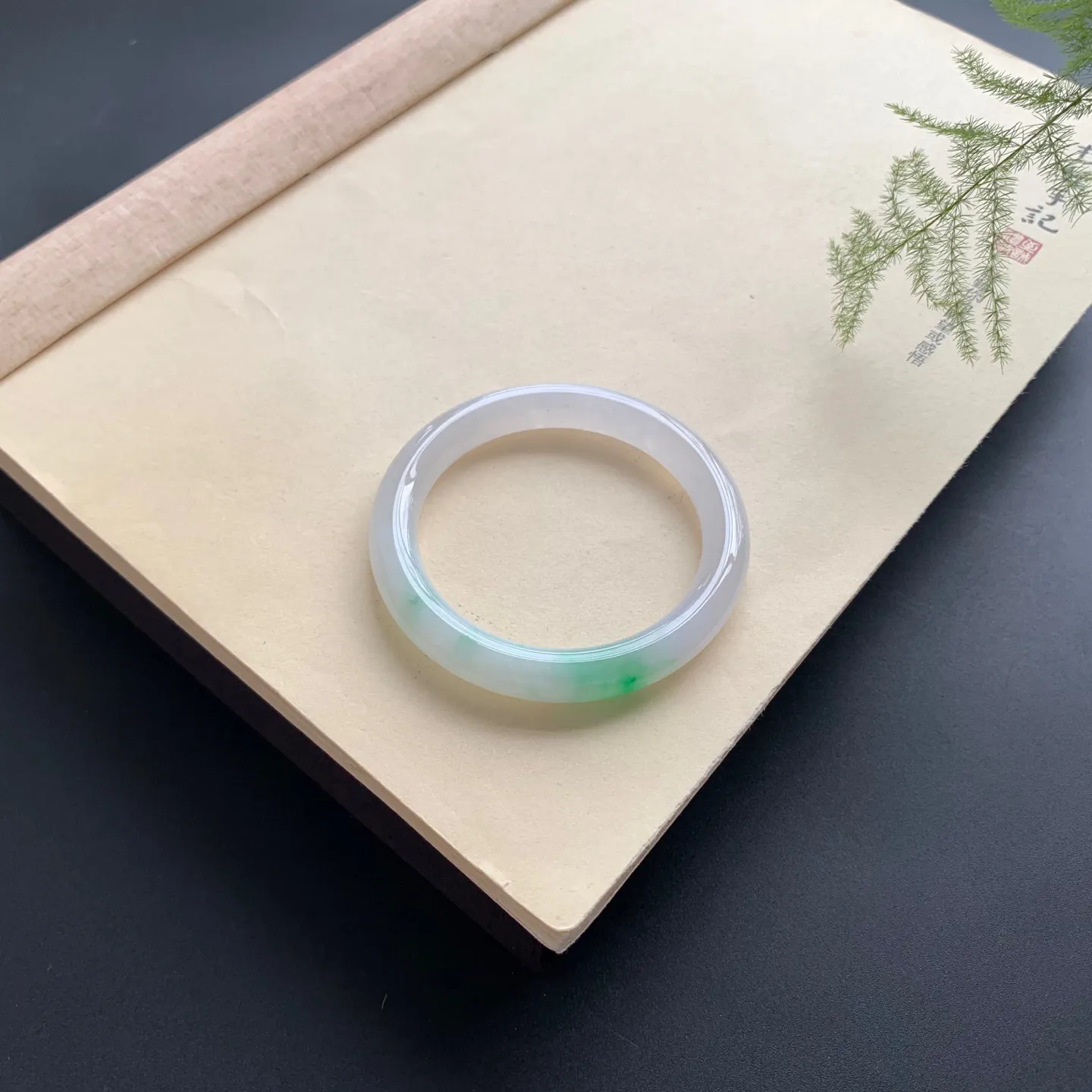 52圈口冰飘绿圆条手镯 尺寸：52-9，无纹裂，水润透亮，优雅迷人