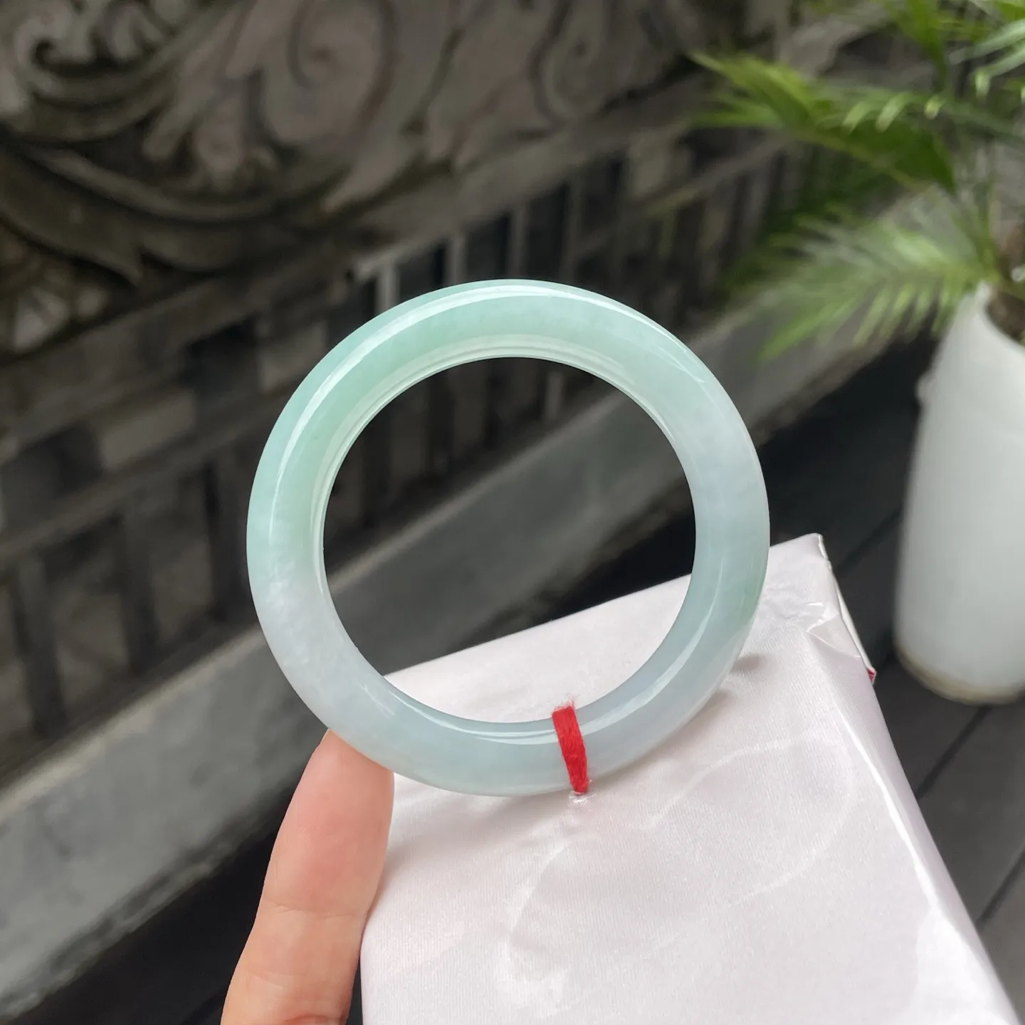 54圆条🥪
带色，江南春水的清润与山间新竹的翠色揉合，莹润的质地泛着柔和光泽，