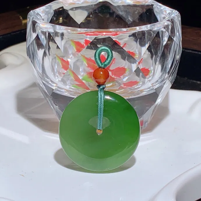 和田玉阳绿俄罗斯碧玉平安扣挂件。尺寸30/9玉质细腻油润。手推出油。佩戴高端典雅。lt251104