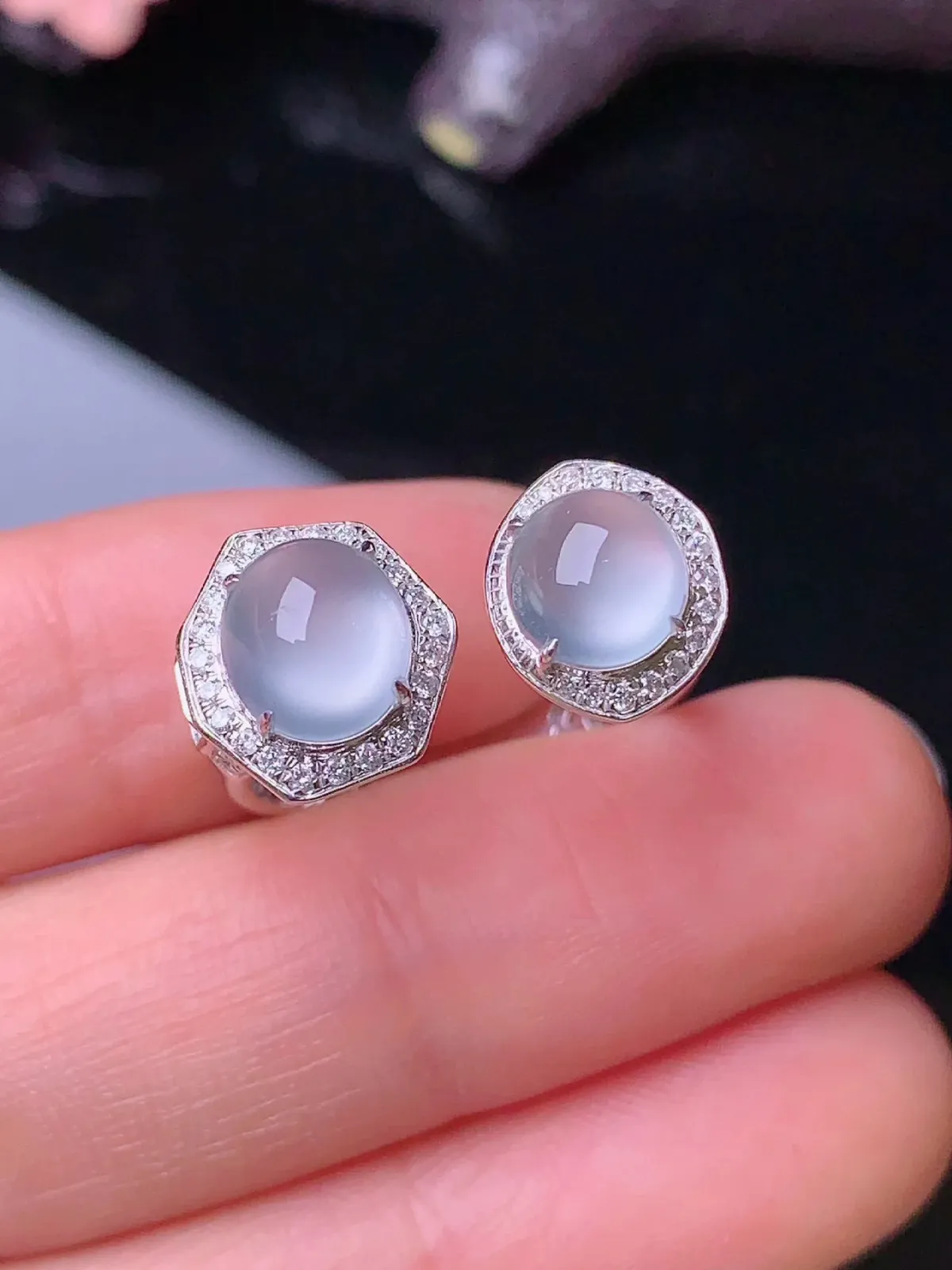 18k金钻镶嵌冰种蛋面戒指 玉质细腻 色泽艳丽 圈口14 整体尺寸10.6*10*7.8