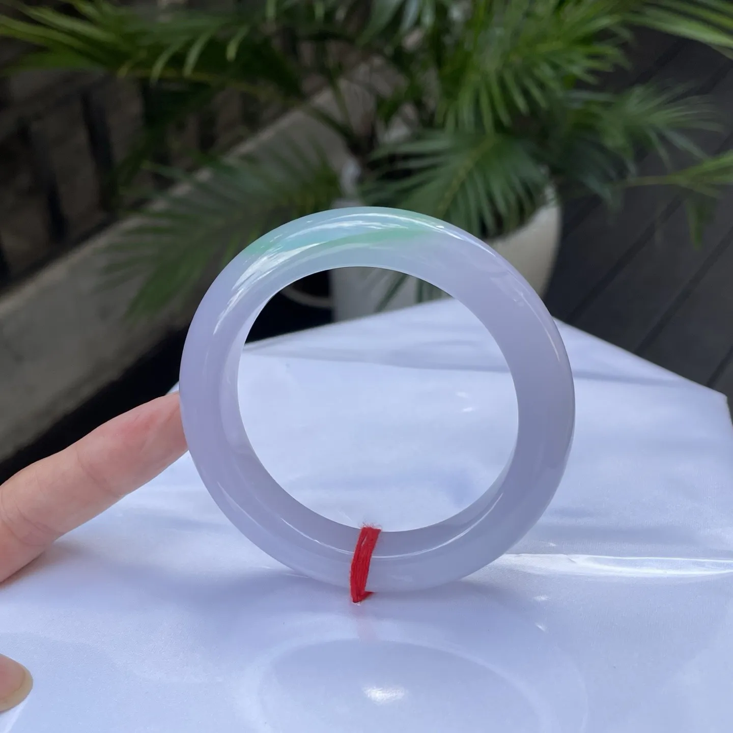 59圈口🪅
春彩，月光凝成的环，又糅进一抹翠色的清欢，在腕间流转成诗，是时光淬炼的温柔，亦是自然晕染