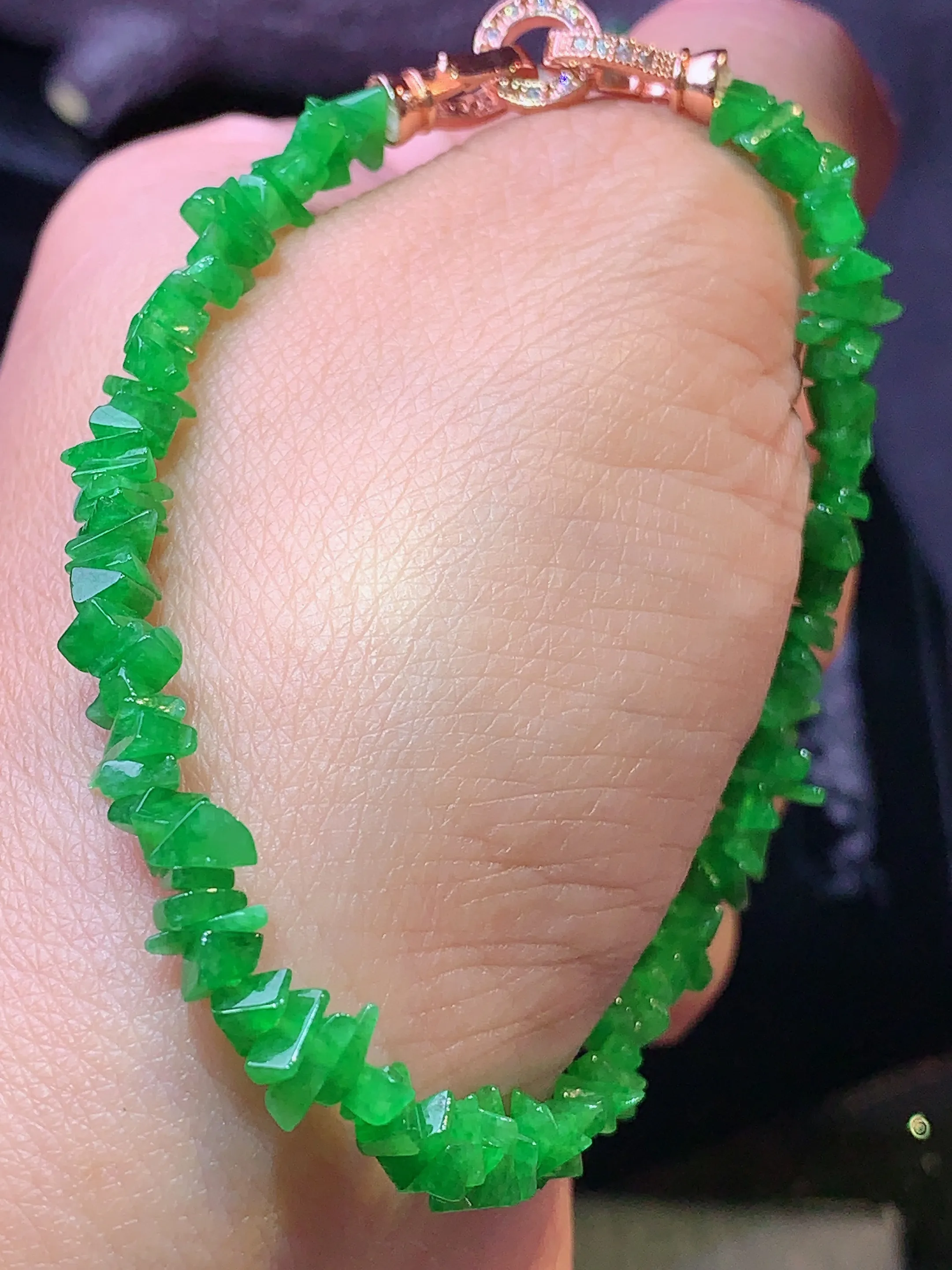 满绿随形手链 玉质细腻 色泽清新艳丽 整体尺寸7.5*3*2.5