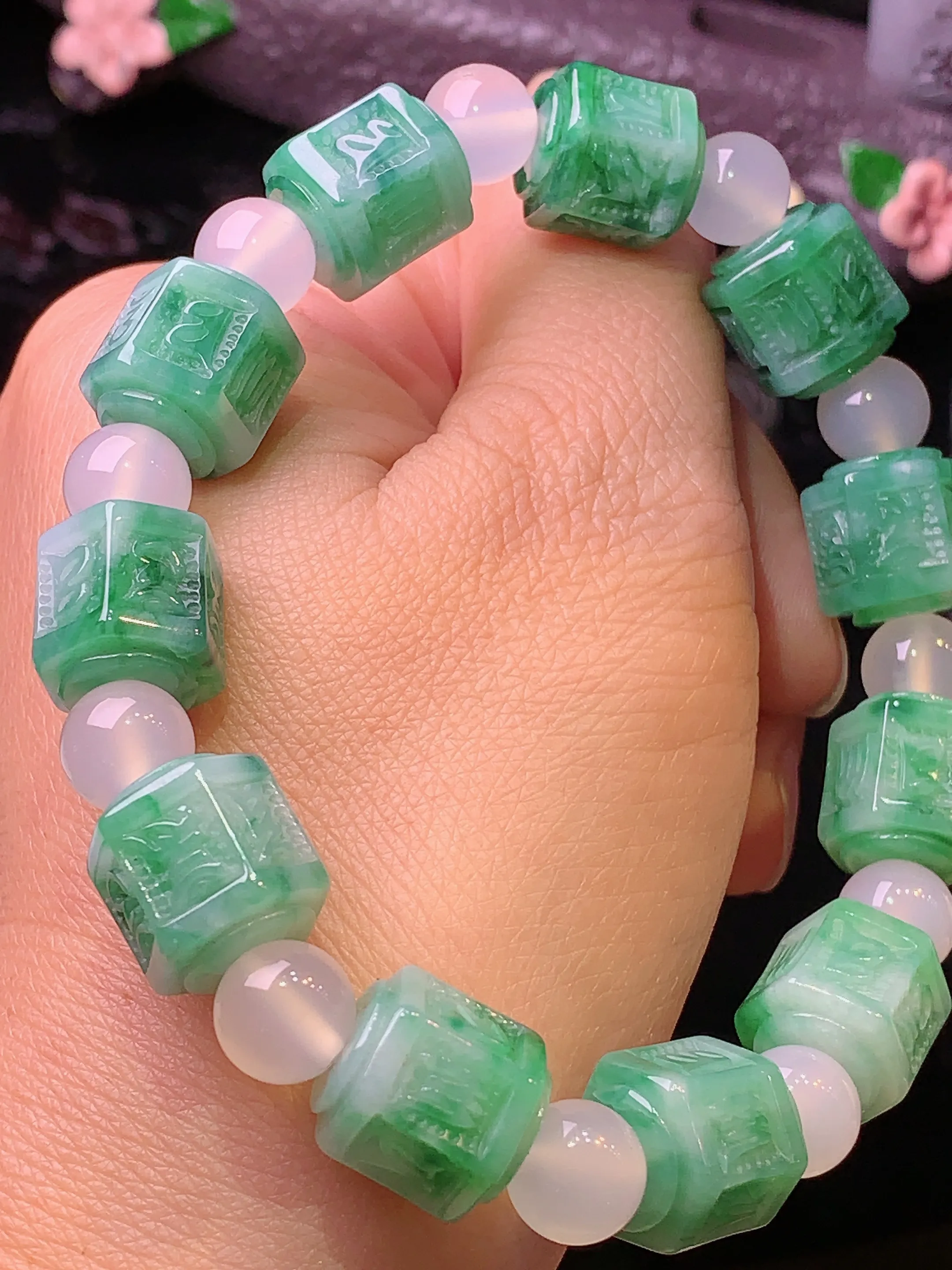 飘绿雕花路路通手链 玉质细腻 色泽清新艳丽 整体尺寸10.8*10.8*12