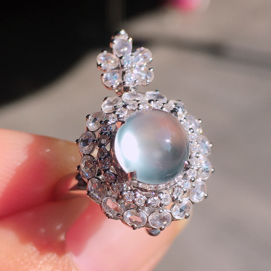 玻璃种蛋面戒指/吊坠两用款，玉质细腻，荧光感超
强，饱满圆润，尽显优雅气质，18k
金豪华镶嵌