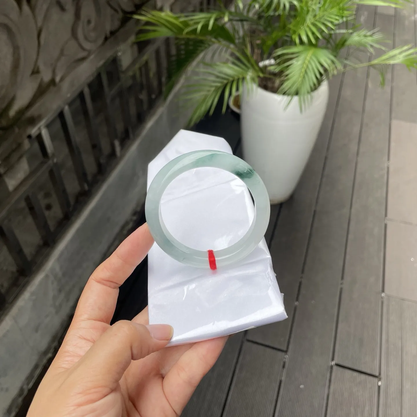 55圈口️
飘花，翠色如泼墨山水，那几缕深绿似是青山间的云雾与草木，在莹润的玉质里悠然晕开