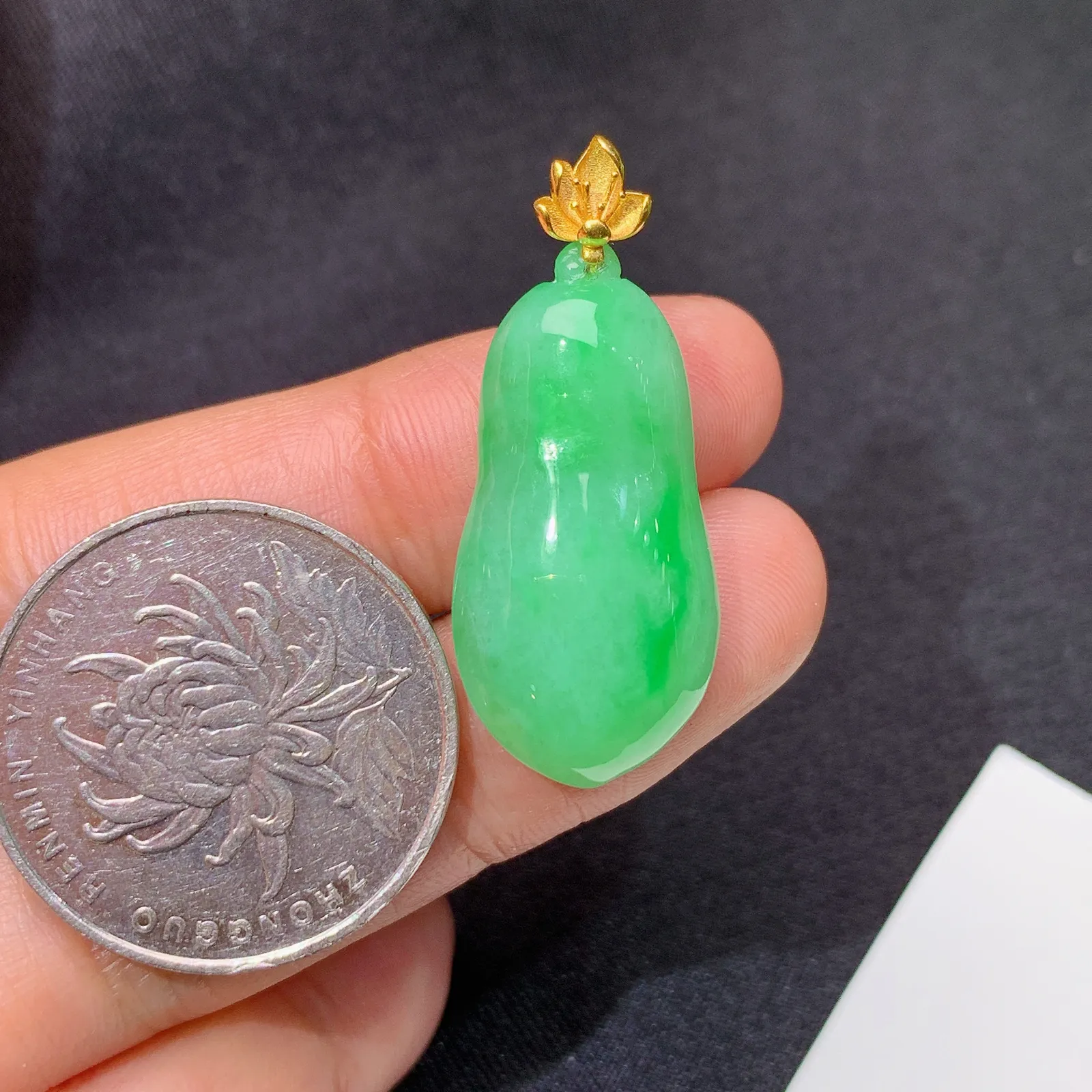 飘绿福瓜吊坠，18k金镶嵌，冰润色阳，玉质细腻，种水足 尺寸33.1*13.7*7.2