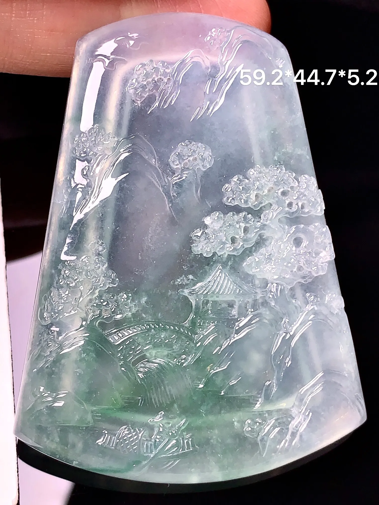 冰种飘绿山水牌子吊坠 玉质细腻 色泽清新艳丽 整体尺寸59.2*44.7*5.2