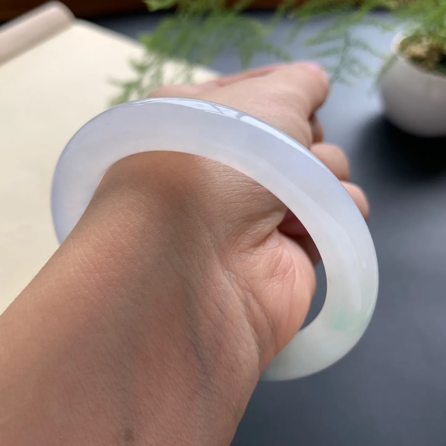 52圈口冰飘绿圆条手镯 尺寸：52-9，无纹裂，水润透亮，优雅迷人