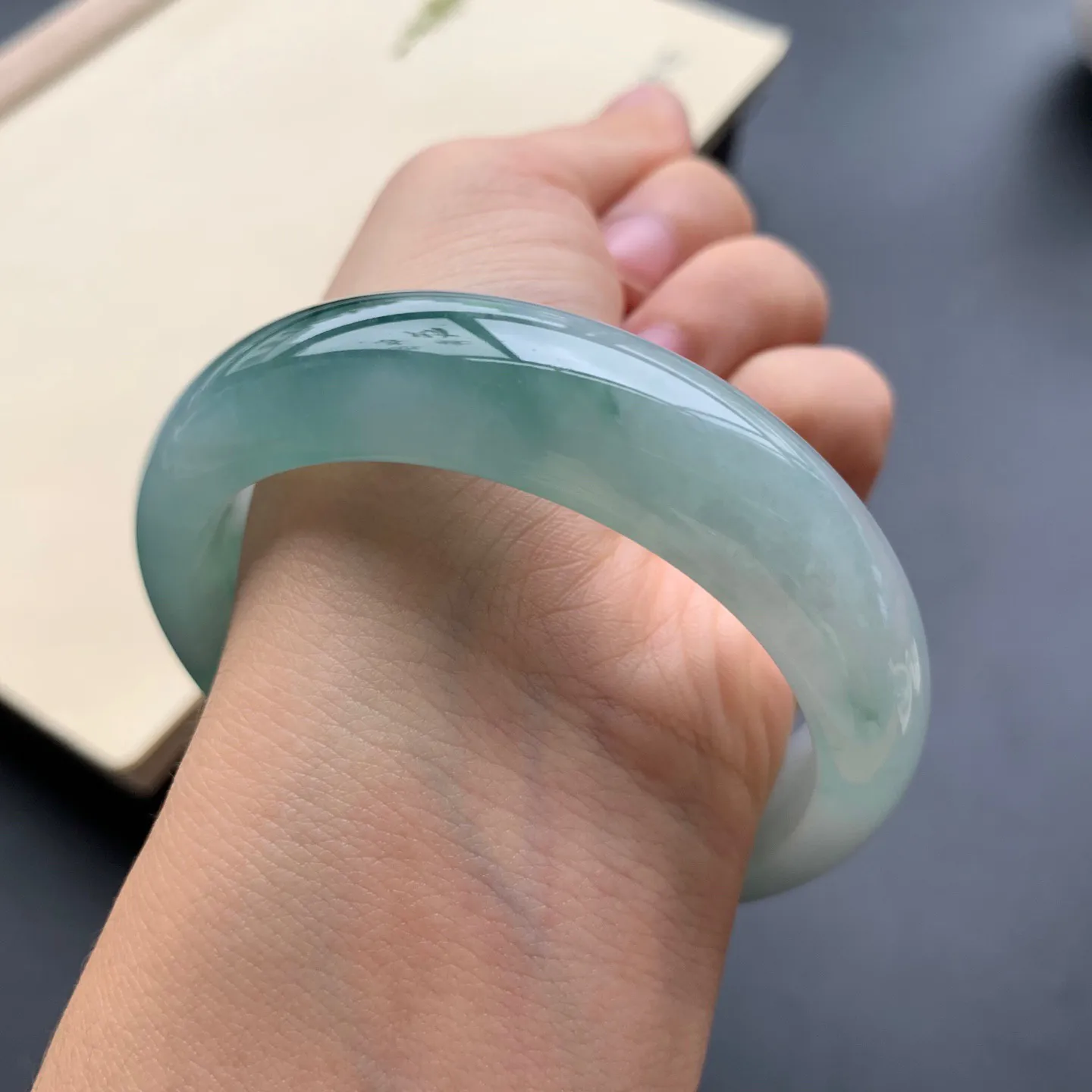 56.5圈口飘花正圈手镯 尺寸：56.5-15.3-8.2，无纹裂，细腻起胶，花色浓郁