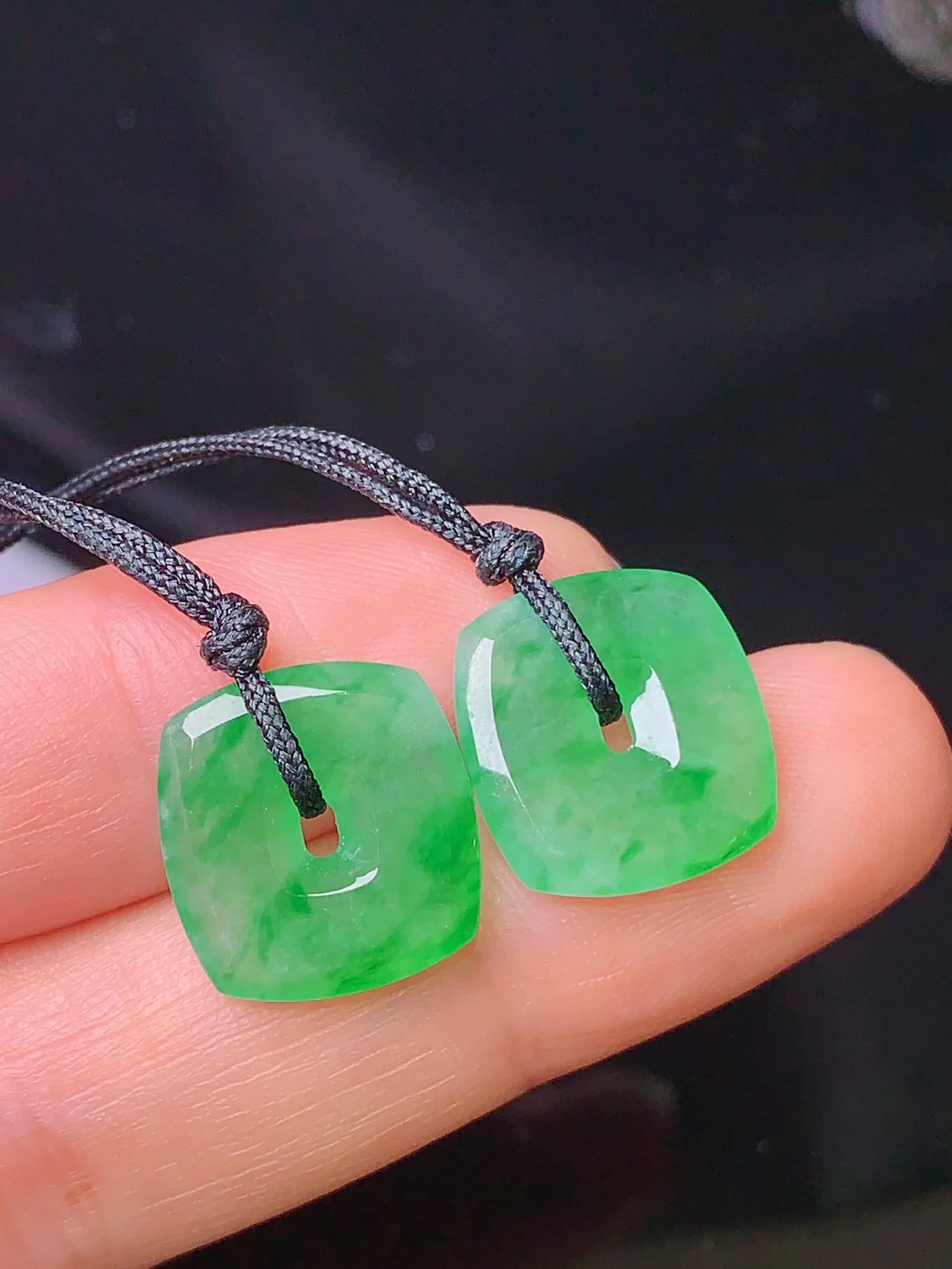 镶嵌款 翠绿平安扣吊坠 玉质细腻 色泽清新艳丽 整体尺寸13.8*13*2.5