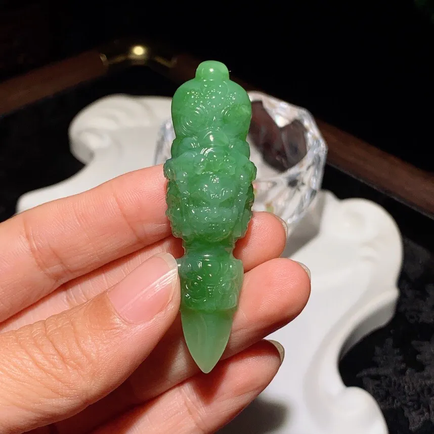 和田玉阳绿俄罗斯碧玉不动明王降魔杵挂件。尺寸64/19/16重20.8克。玉质细腻油润。手推出油。佩戴高端典雅。lt251104