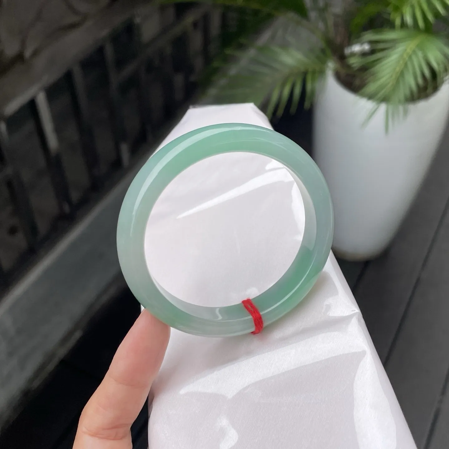 56+圈口️
带色，泛着清浅的绿意，通透得像山涧里澄澈的溪水，明朗清新