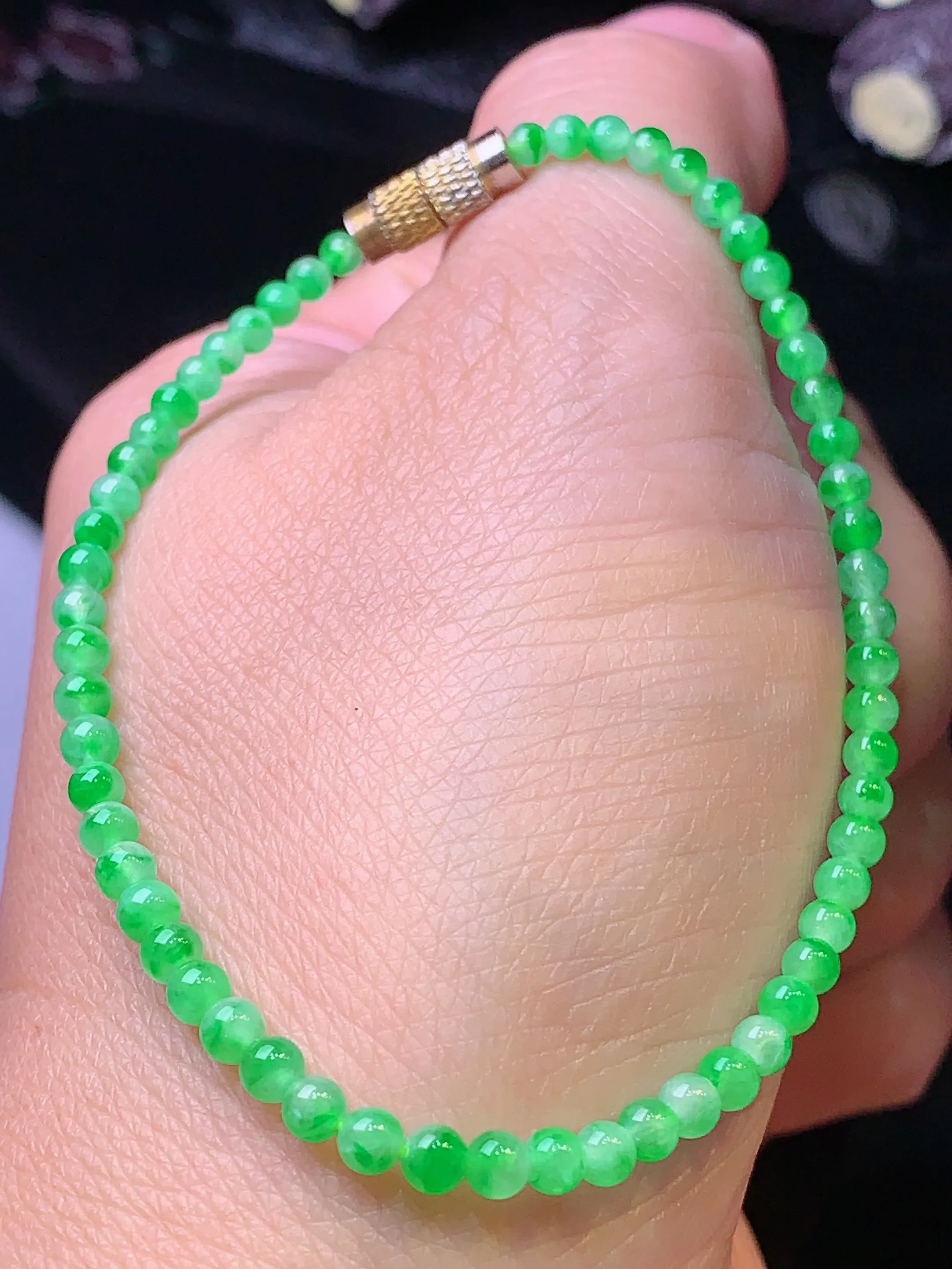 翠绿圆珠手链 玉质细腻 色泽清新艳丽 整体尺寸3.2