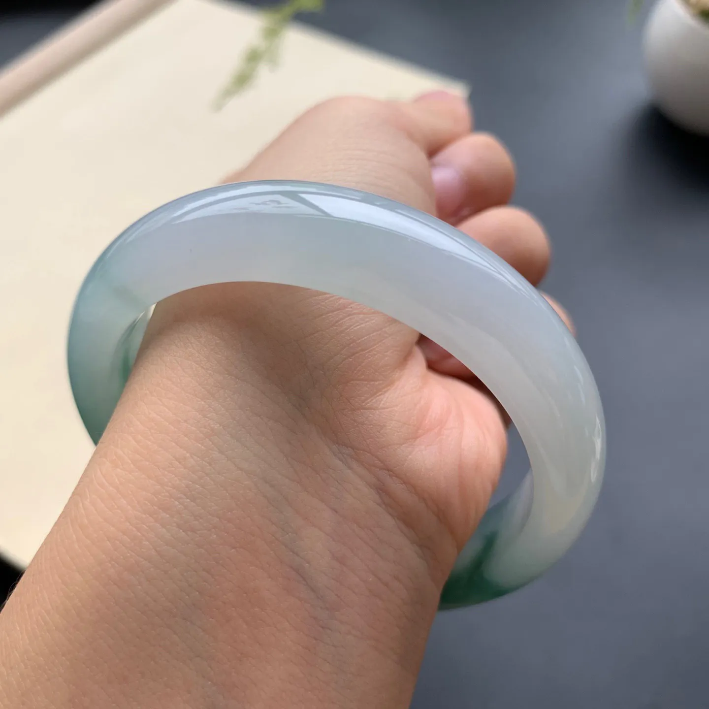 56.6圈口飘花正圈手镯 尺寸：56.6-13-8，无纹裂，水润起胶，优雅迷人