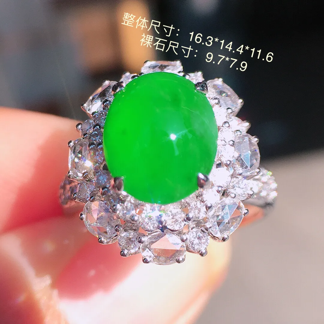 阳绿蛋面戒指，色泽均匀艳丽，玉质细腻，荧光感超
强，饱满圆润，尽显优雅气质，18k
金豪华镶嵌