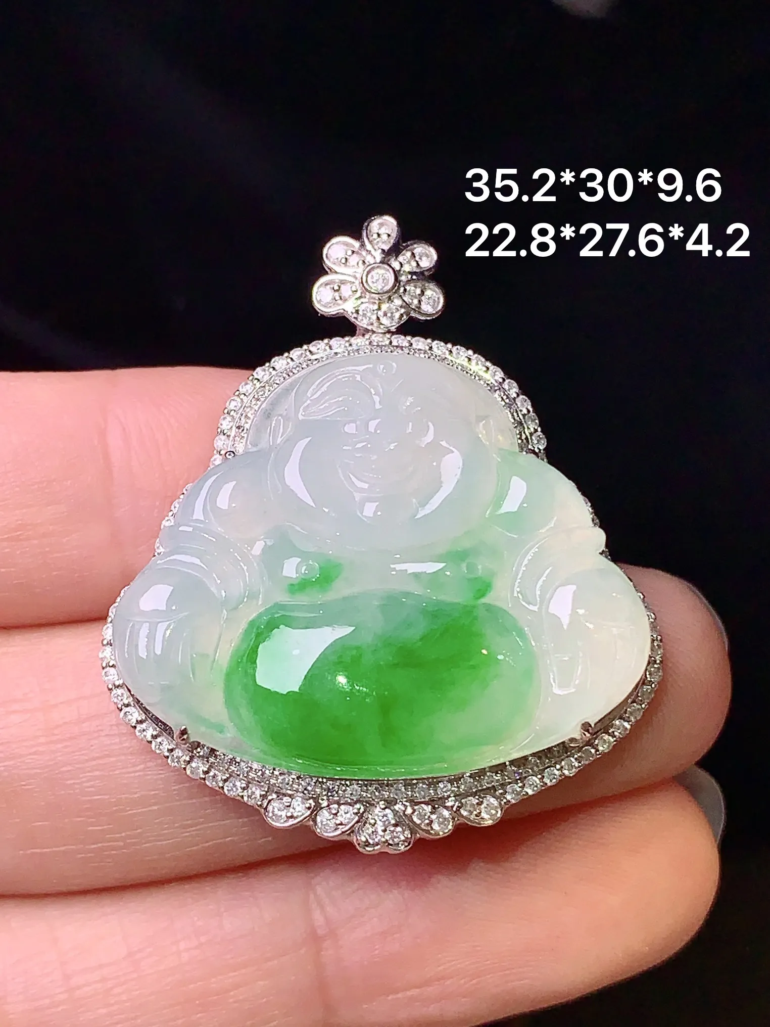 18k金钻镶嵌飘绿佛公吊坠 玉质细腻 色泽清新艳丽 整体尺寸35.2*30*9.6