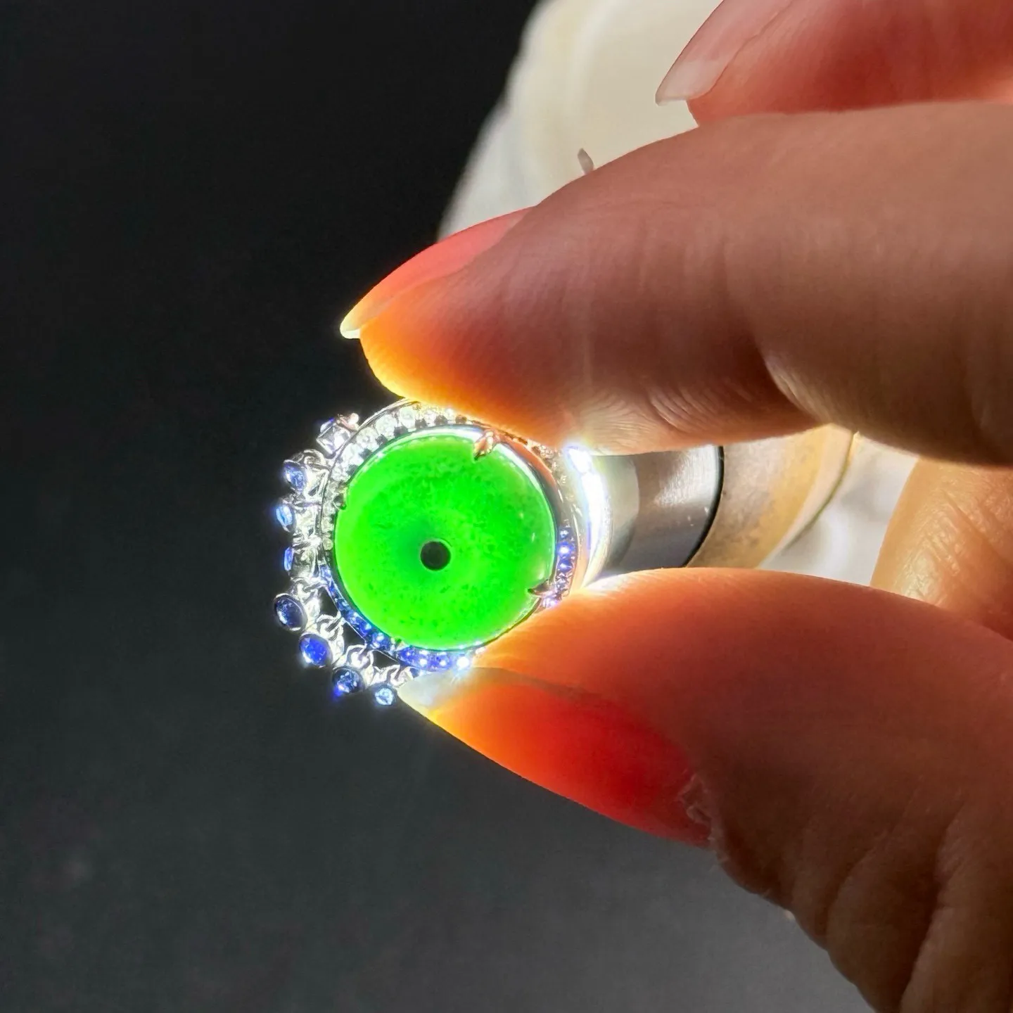 精品18k墨翠平安扣耳钉 种好色正 黑度极好 打灯通透 油性十足 尺寸13