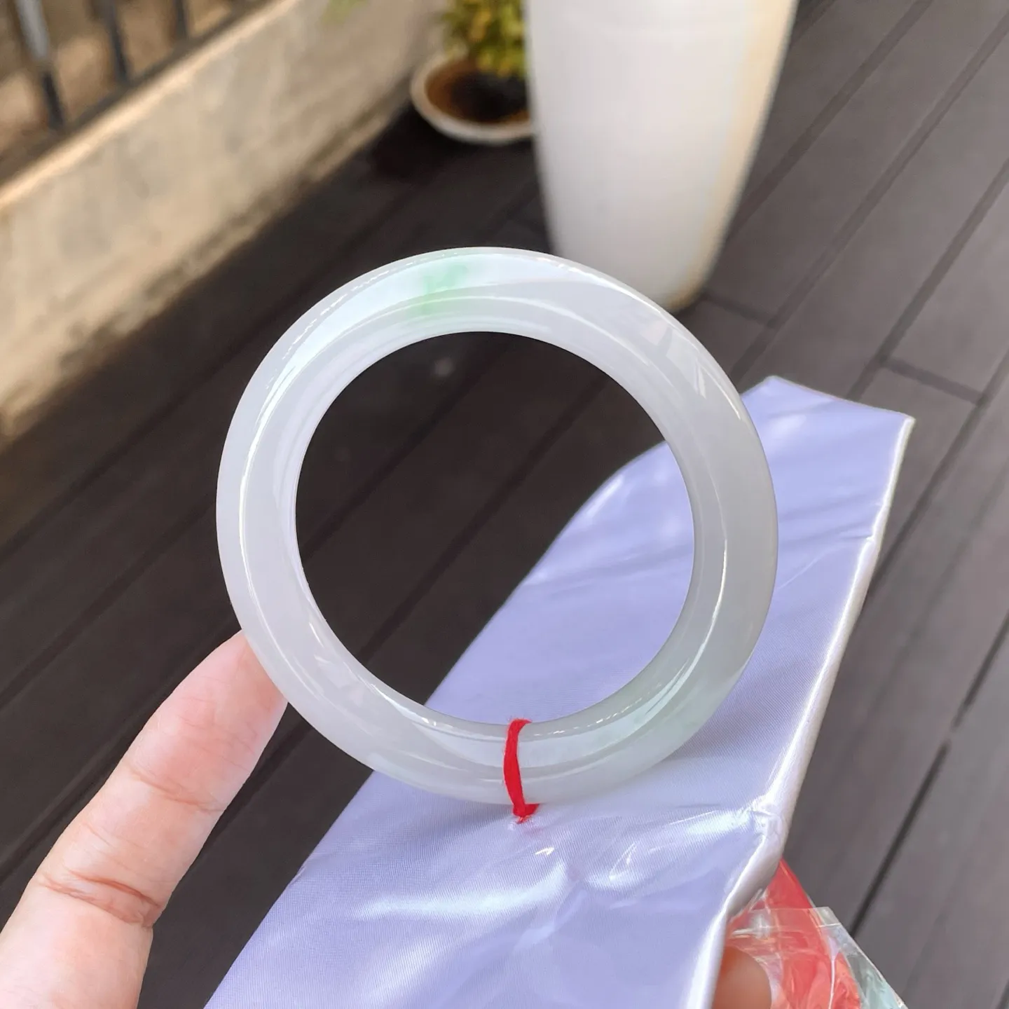 56圆条
冰底飘抹金丝绿，通透的质地，仿若能映出周遭光影，流转着柔和又雅致的光泽