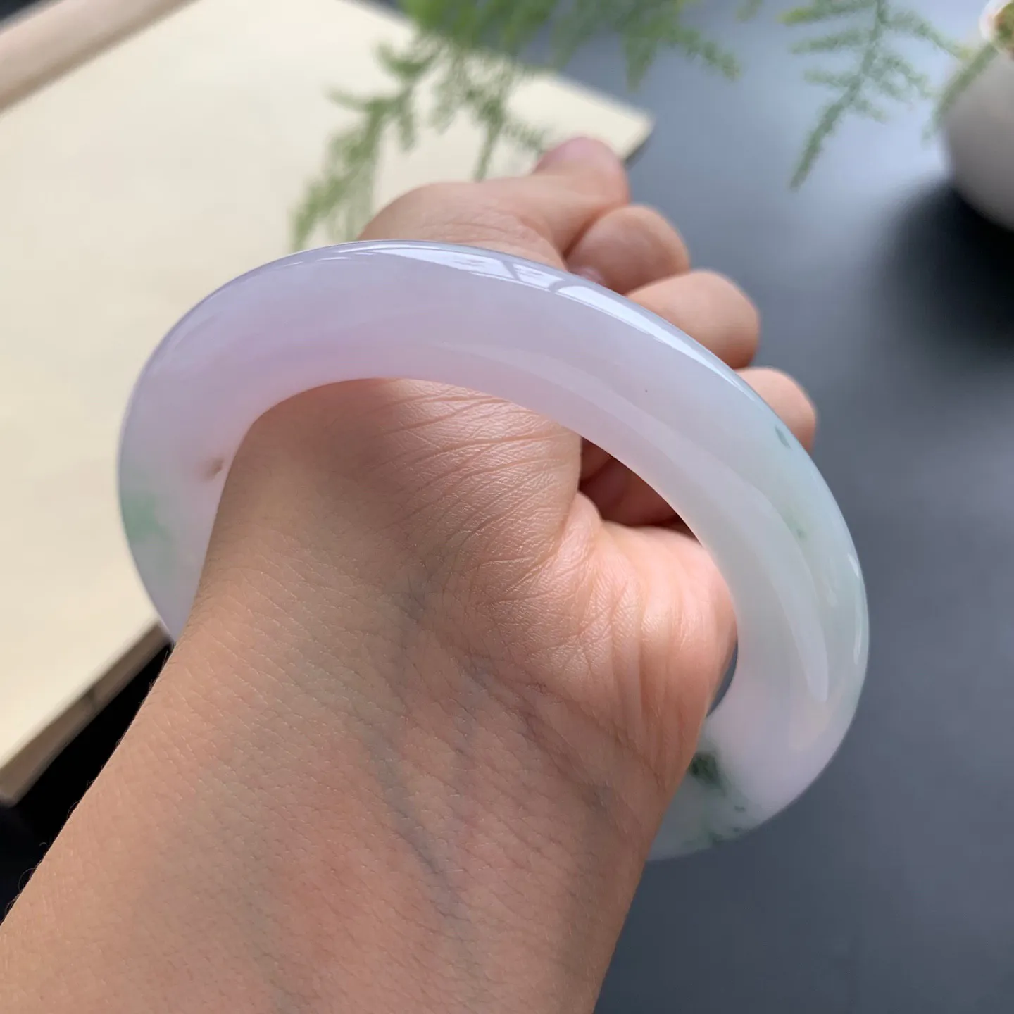 56圈口飘花圆条手镯 尺寸：56-11.3-11.8，无纹裂，细腻光滑，清爽干净