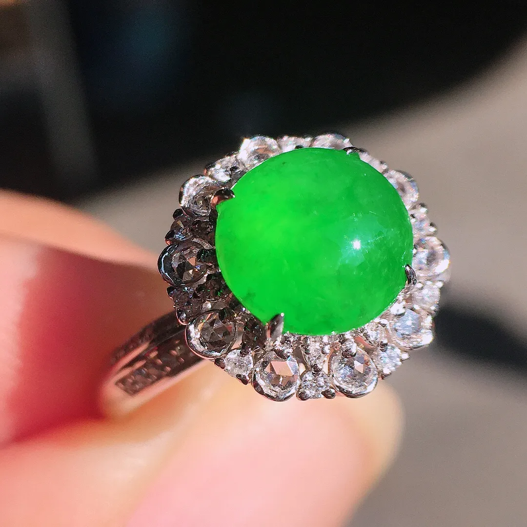 阳绿蛋面戒指，色泽均匀艳丽，玉质细腻，荧光感超
强，饱满圆润，尽显优雅气质，18k
金豪华镶嵌