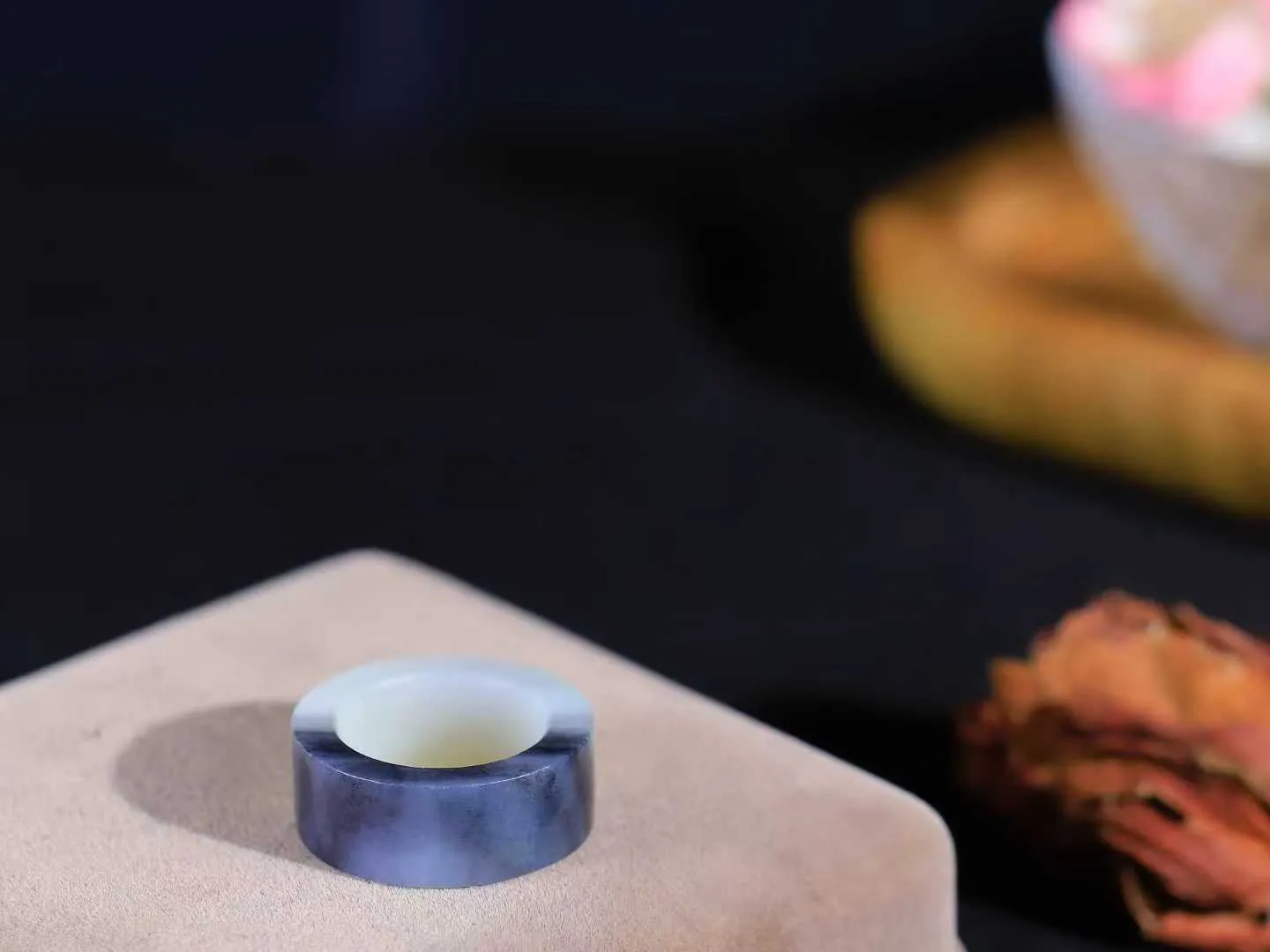 （籽.古韵.扳指）

新疆和田青花籽料扳指，玉质温润，油润感十足， 整器古韵生辉。优雅高贵。运筹