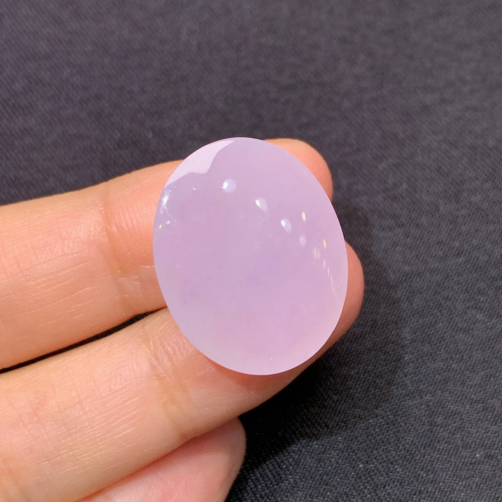 淡紫罗兰蛋面，温润细腻，颜色鲜甜，种水足 尺寸22.6*18.8*7.4