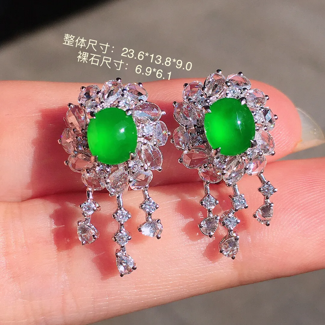 阳绿蛋面耳钉，色泽均匀艳丽，玉质细腻，荧光感超
强，饱满圆润，尽显优雅气质，18k
金豪华镶嵌