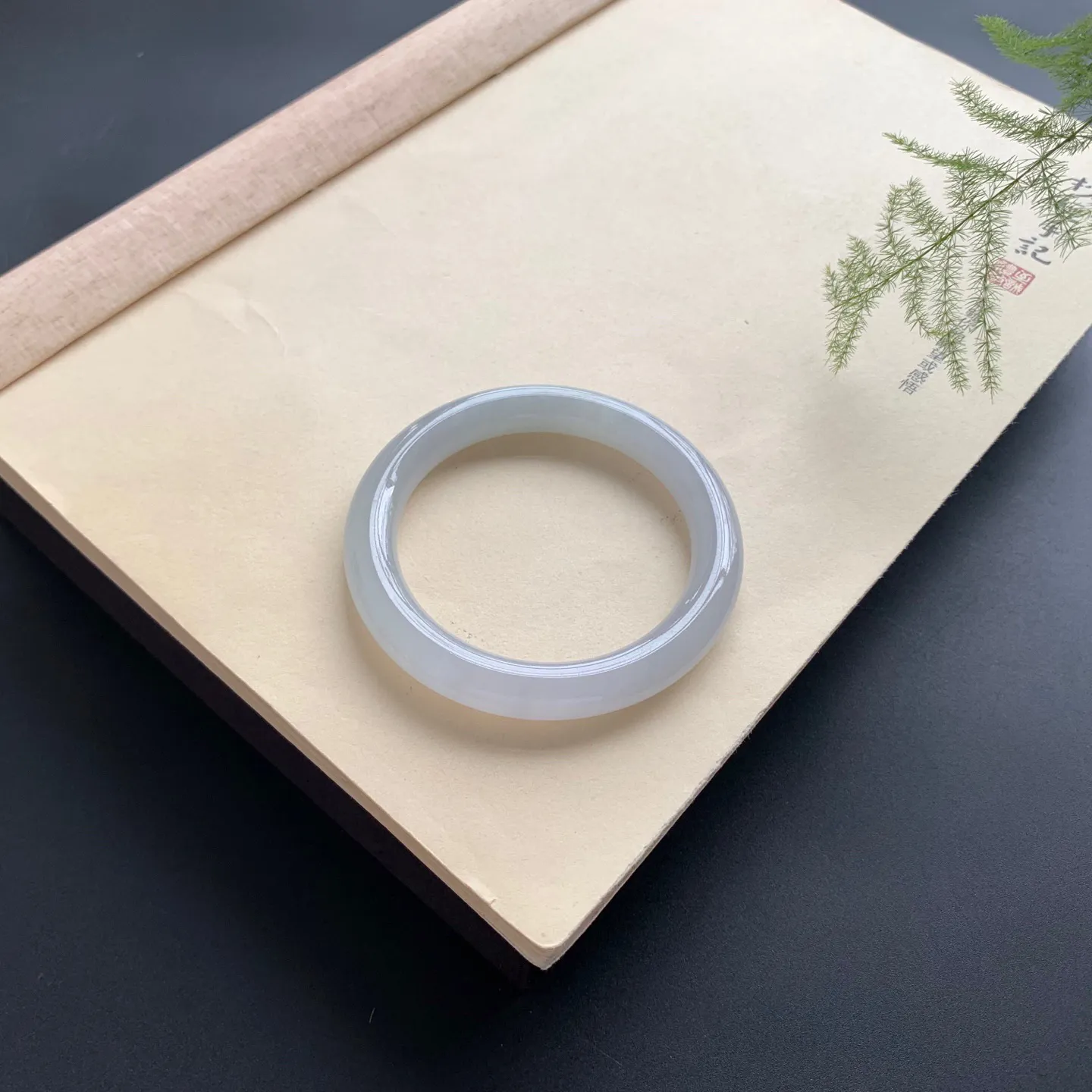 55圈口冰圆条手镯 尺寸：55-9.6，无纹裂，水润起胶，条形饱满