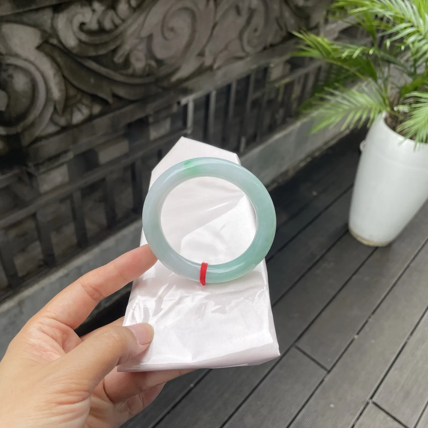 54圆条🥪
带色，江南春水的清润与山间新竹的翠色揉合，莹润的质地泛着柔和光泽，