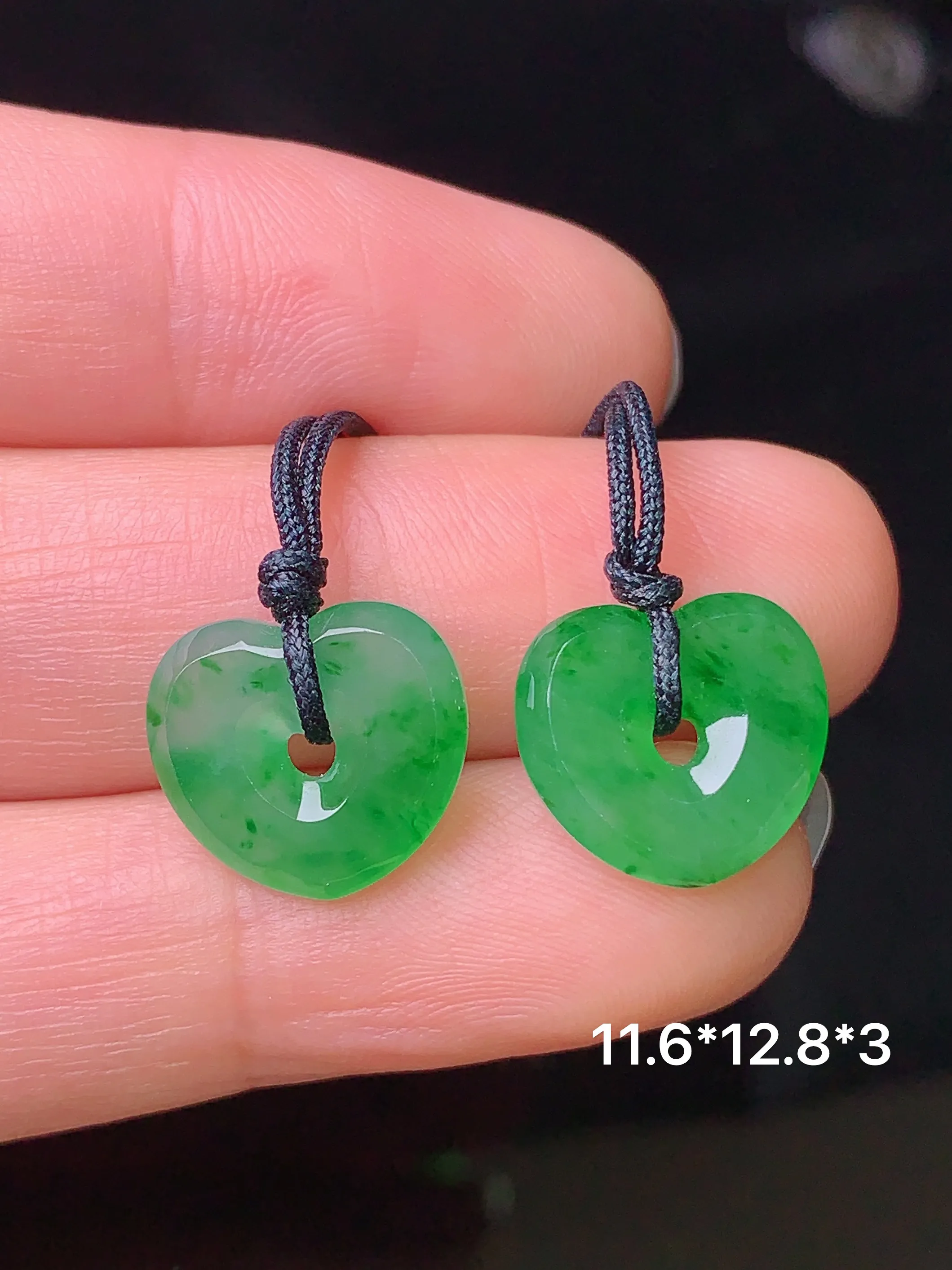 镶嵌款 翠绿心形吊坠 玉质细腻 色泽清新艳丽 整体尺寸11.6*12.8*3