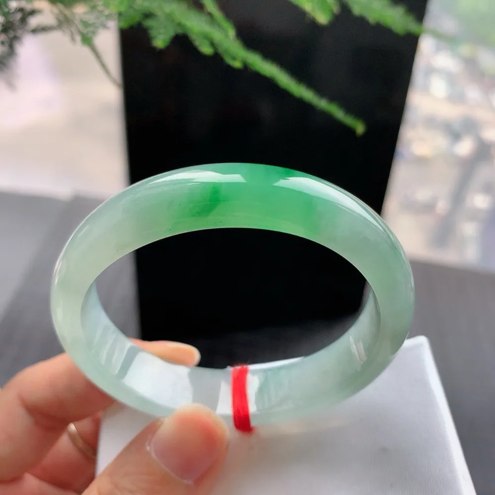 贵妃高冰阳绿 无瑕 尺寸:52.1/46.1/13.1/7.1 种色俱佳