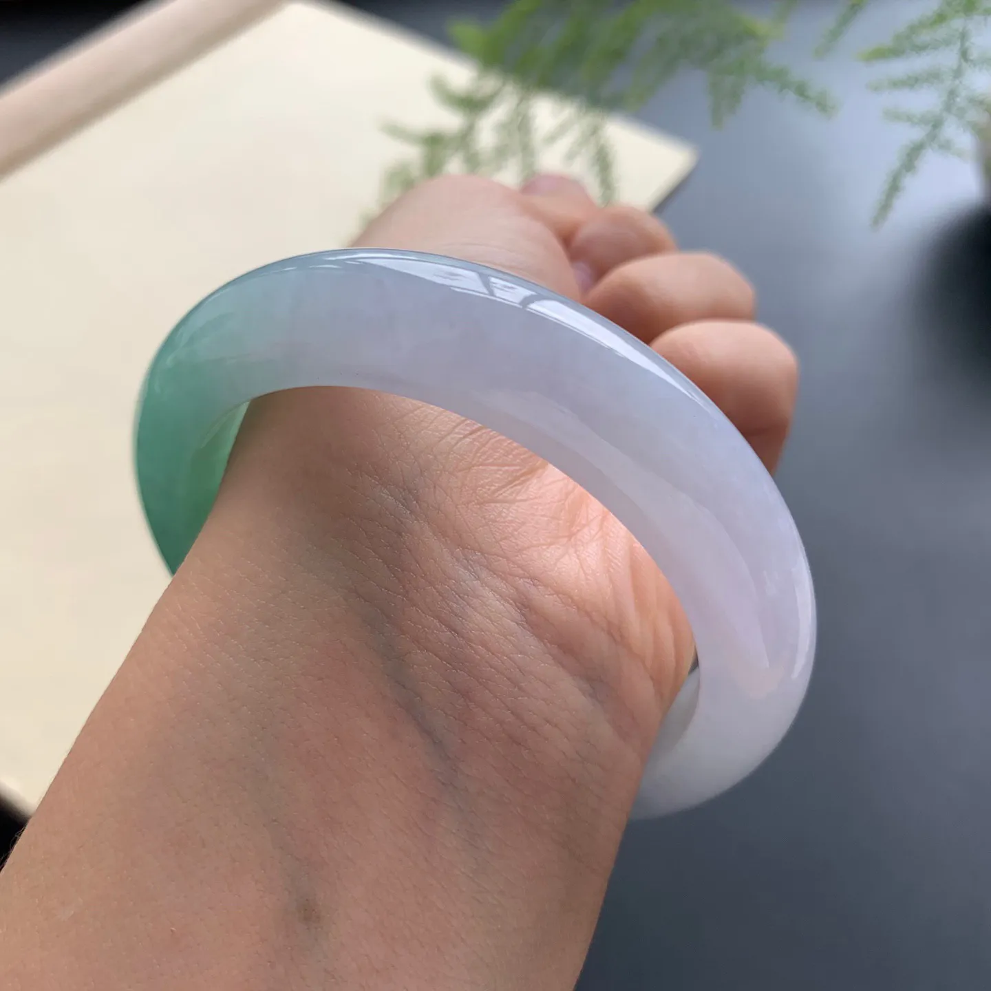 54.5圈口飘绿正圈手镯 尺寸：54.5-13.5-9.5，无纹裂，色泽靓丽，版型厚装