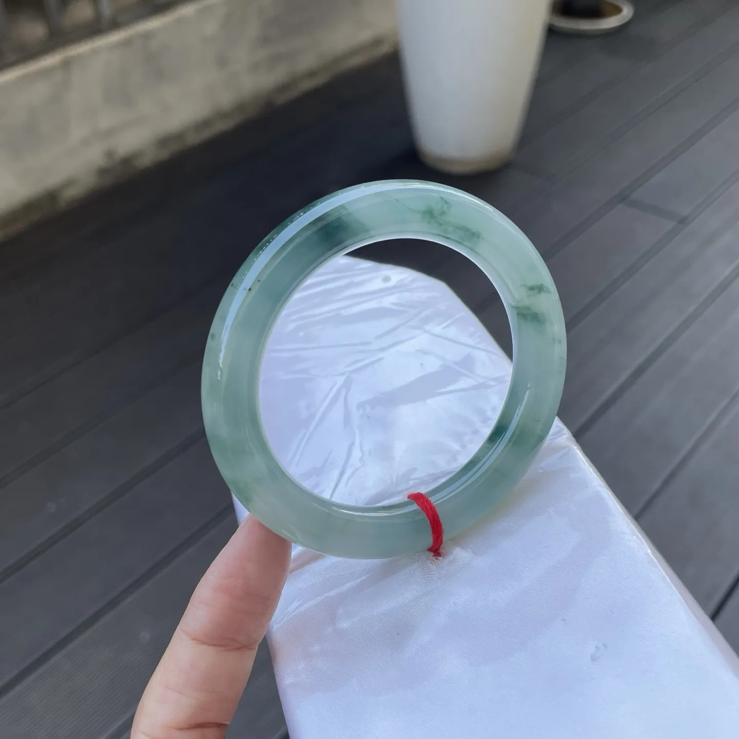 52+圆条
飘花，似将江南春水的碧色与灵动都收于其中，浅绿如流云般晕染，剔透又清新