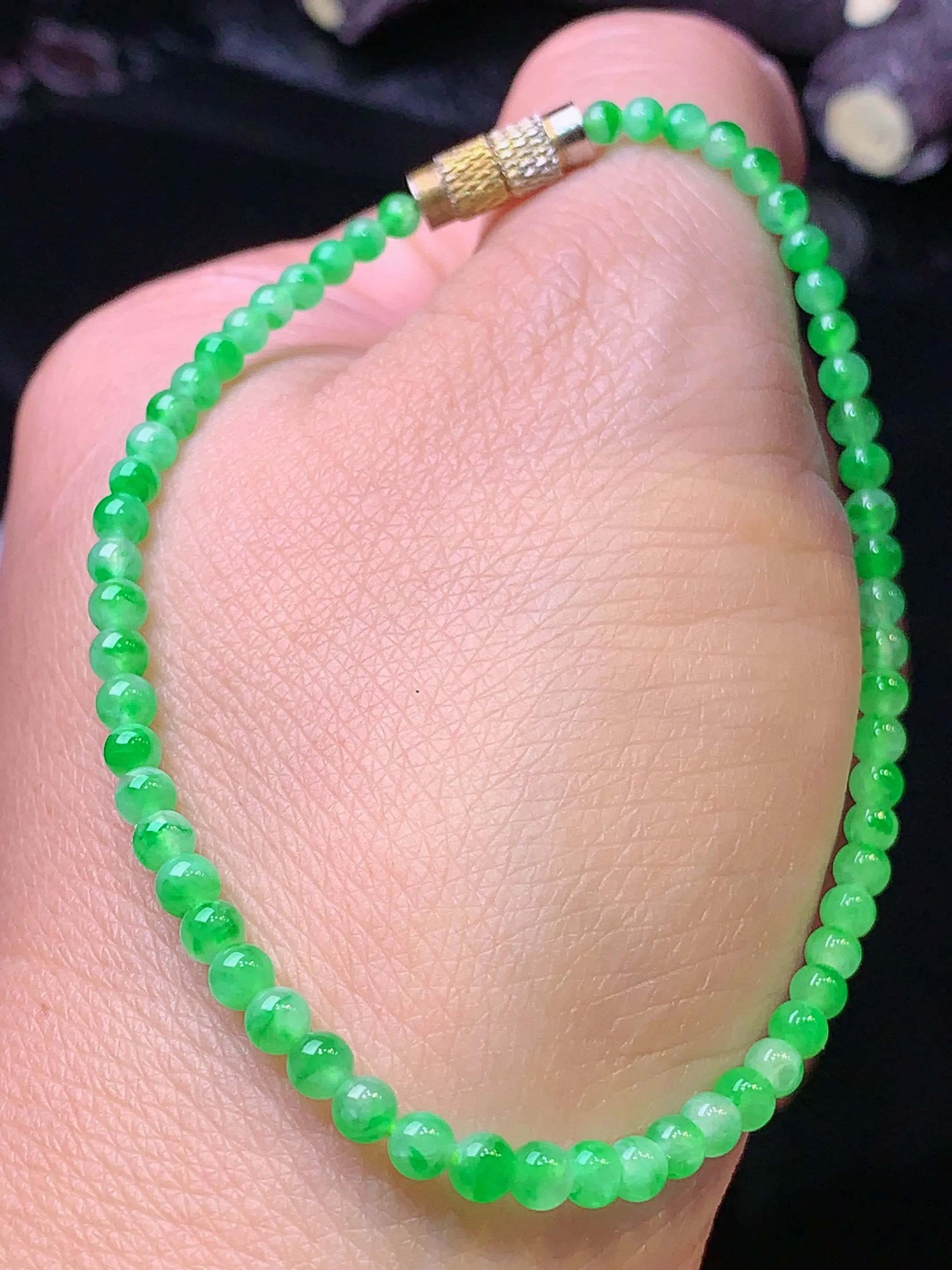 翠绿圆珠手链 玉质细腻 色泽清新艳丽 整体尺寸3.2