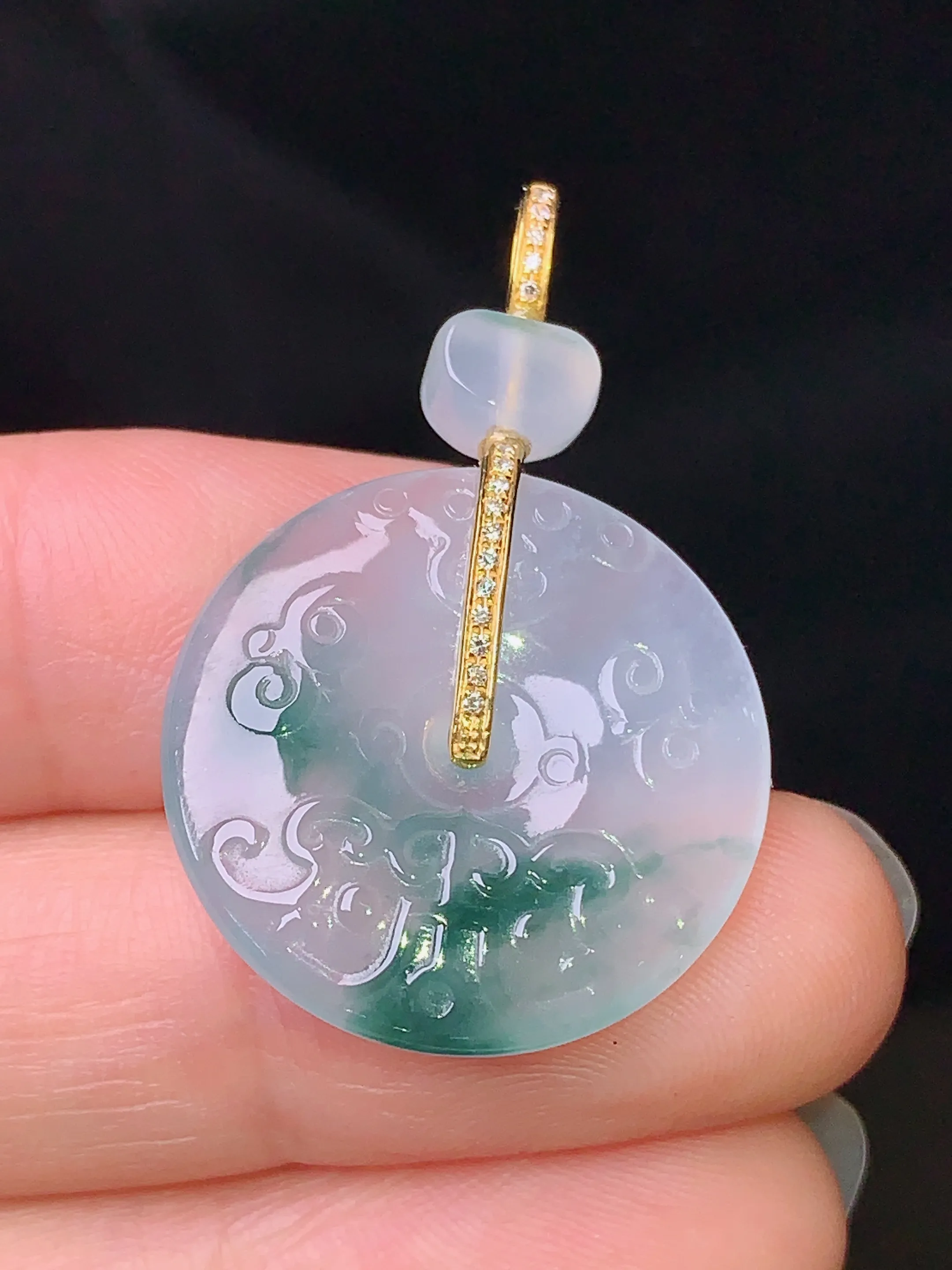 18k金钻镶嵌飘绿仿古飘绿平安扣吊坠 玉质细腻 色泽清新艳丽 整体尺寸34*32*4.2