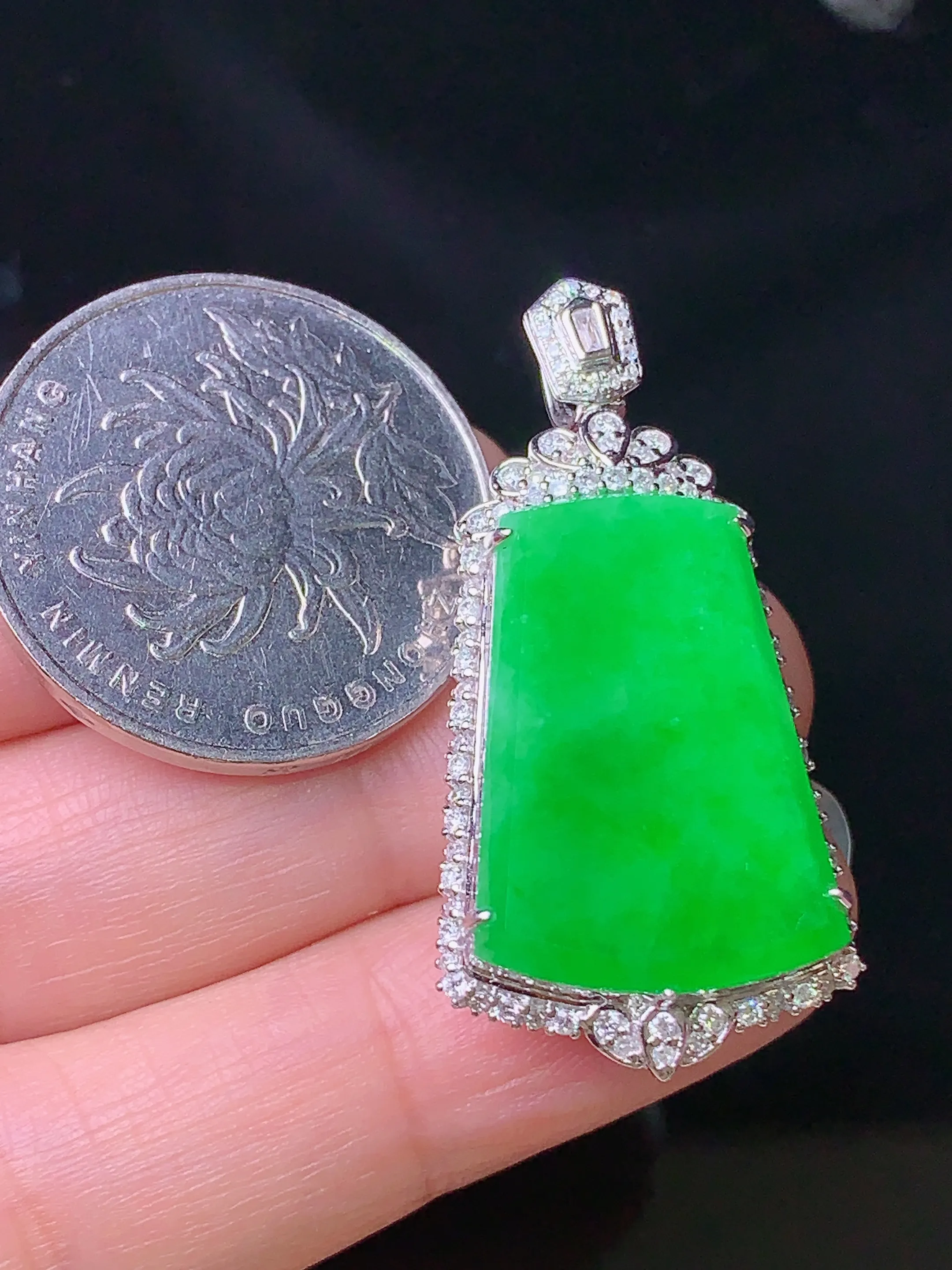 18k金钻镶嵌翠绿无事牌吊坠 玉质细腻 色泽清新艳丽 整体尺寸38*18.6*10