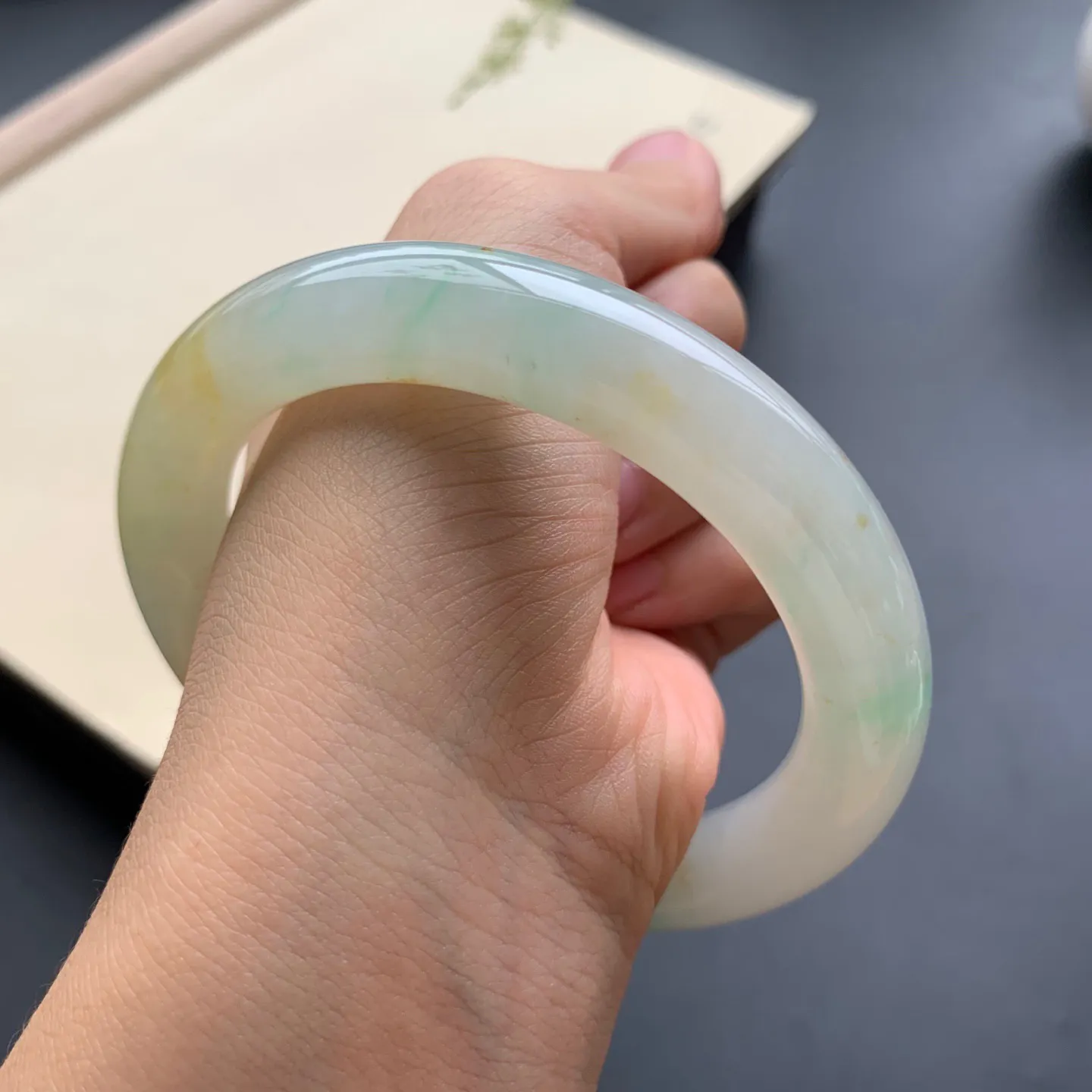 60圈口黄翡飘绿圆条手镯 尺寸：60-12-11，无纹裂，细腻光滑，条形饱满